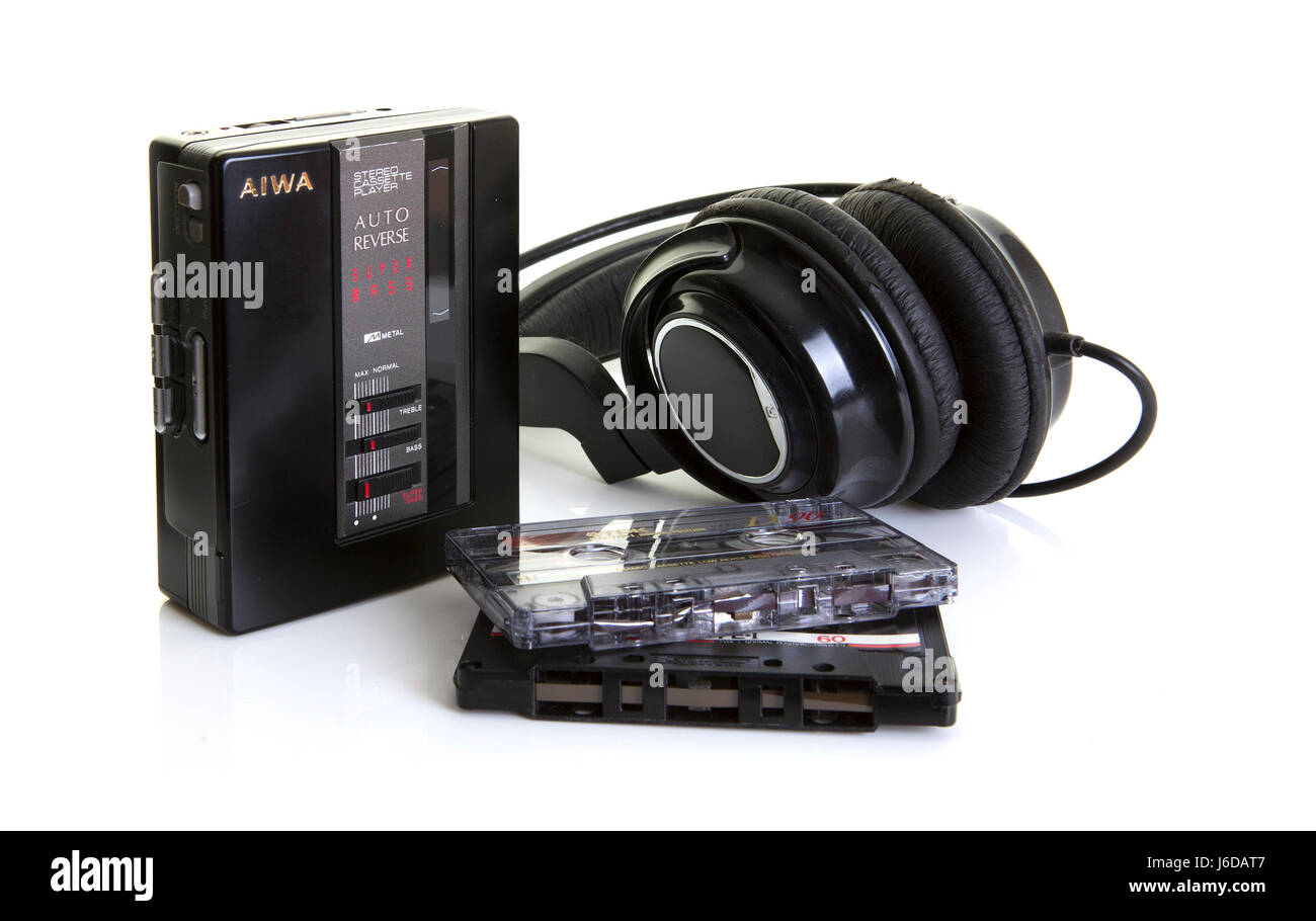 SWINDON, UK - 20. Mai 2017: AIWA Auto Reverse Stereo-Kassetten-Player mit alten Bänder und Kopfhörer auf weißem Hintergrund Stockfoto