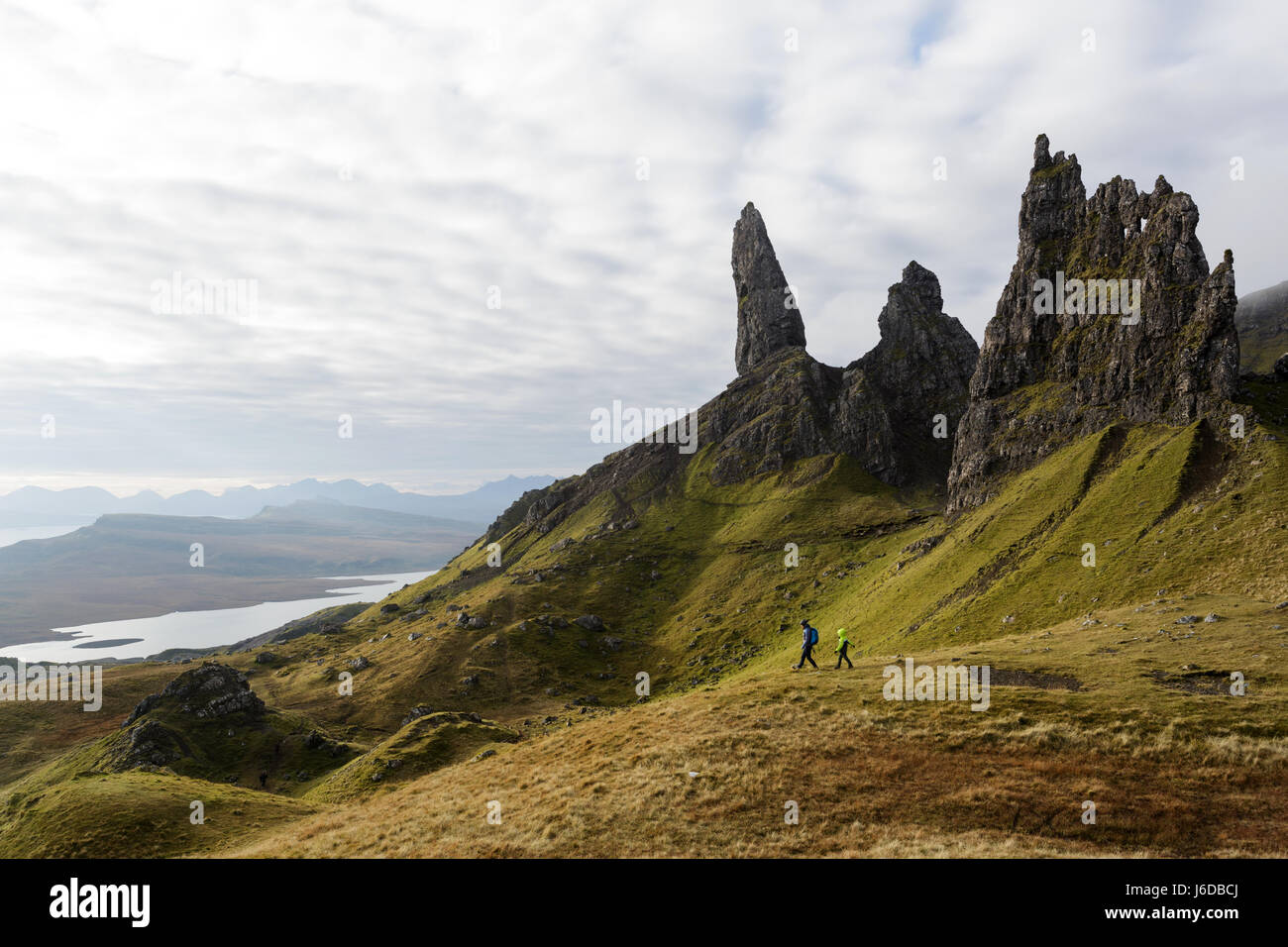 Old Man of Storr, Schottland. Mutter und Kind morgens wandern. Stockfoto