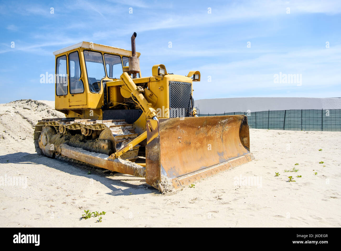 Crawler Caterpillar Bulldozer Push Sand Strand Stockfoto