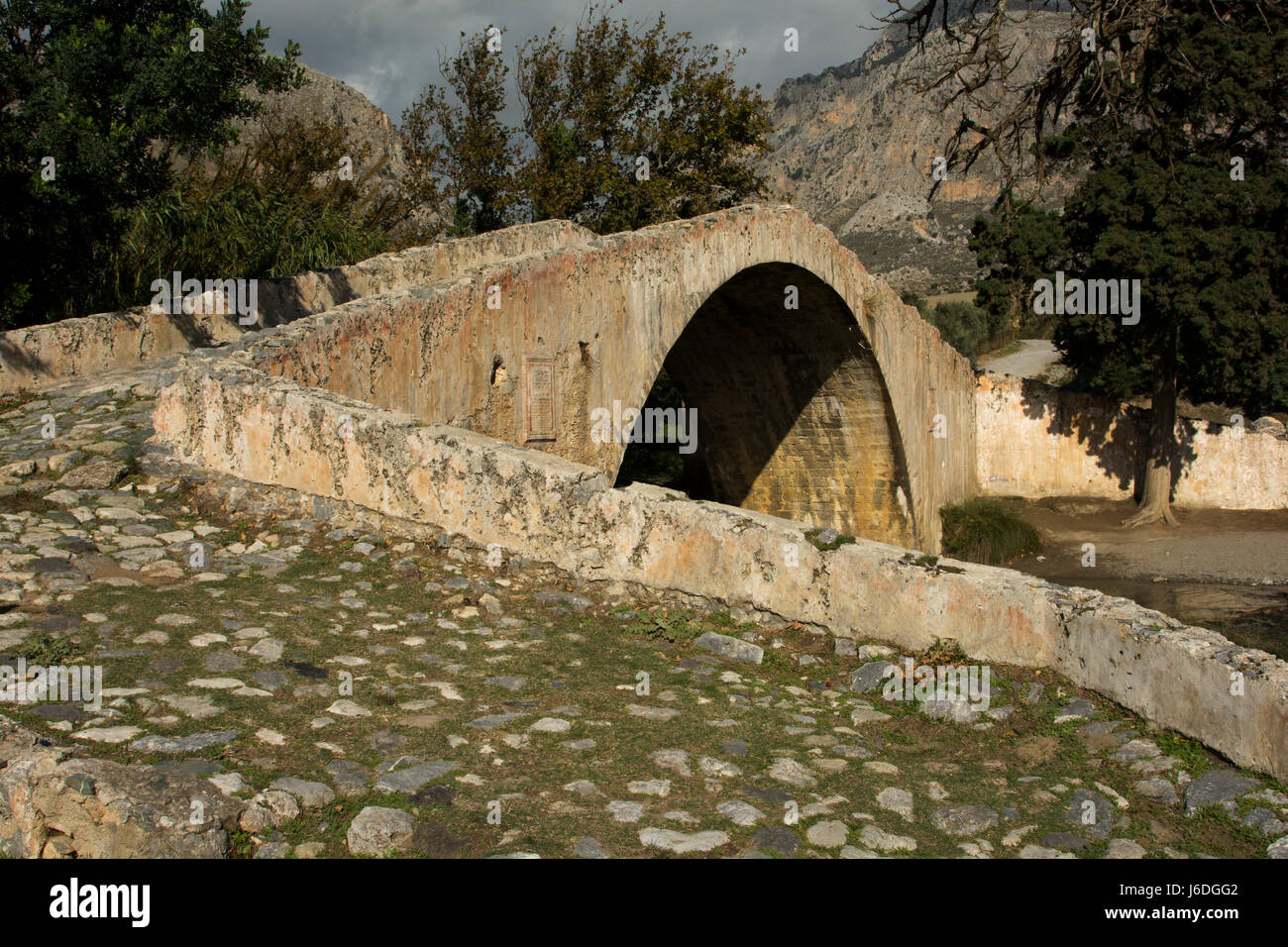 Sah aus wie eine venezianische Brücke die Überquerung des Flusses Megalopotamos wurde nur im 19. Jahrhundert erbaut. Bis heute ist es immer noch die einzige Brücke ov Stockfoto