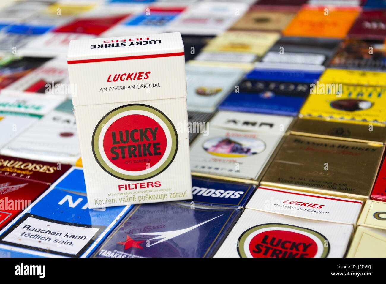 Prag, Tschechische Republik - 25 März: Lucky Strike Packung auf viele verschiedene Zigaretten fotografiert am 25. März 2017 in Prag, Tschechien. Stockfoto