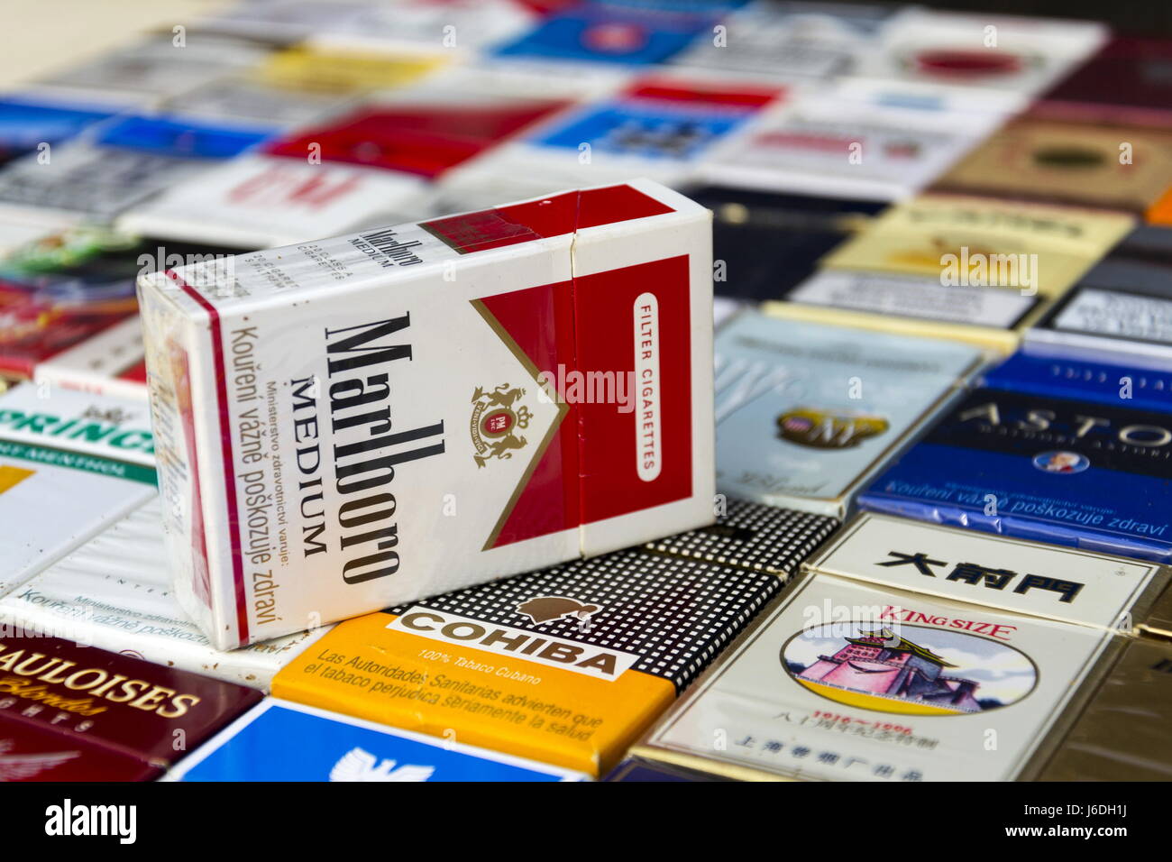 Prag, Tschechische Republik - 25 März: Marlboro Pack auf viele verschiedene Zigaretten fotografiert am 25. März 2017 in Prag, Tschechien. Stockfoto