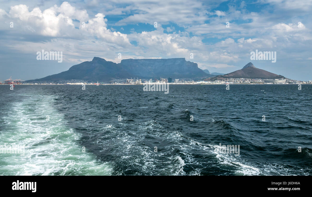 Tabelle Bergplateau-Umriss vom Meer aus mit dramatischen Wolkenformationen am Himmel und Bootsrake, Kapstadt, Südafrika Stockfoto