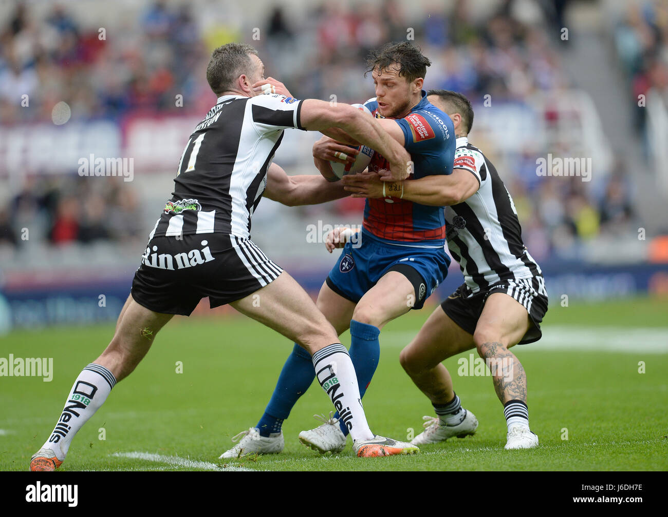 Wakefield Trinity Scott Grix von Widnes Wikinger Chris Houston und Rangi Chase (rechts) während eines der Befred Super League magische Wochenende in St James' Park, Newcastle in Angriff genommen wird. Stockfoto