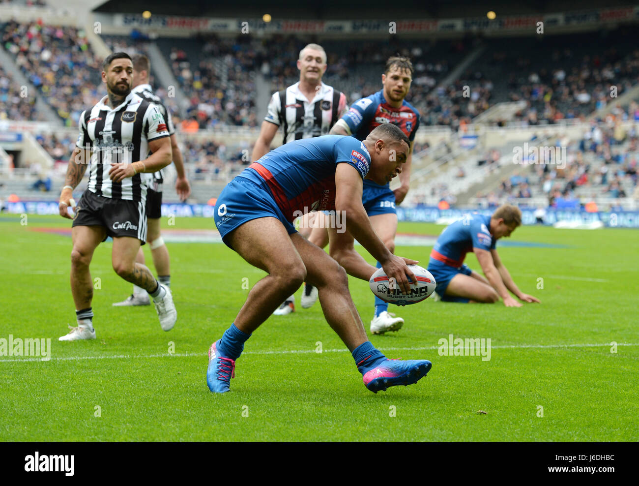 Wakefield Trinity Reece Lyne geht über einen Versuch im Laufe eines der Befred Super League magische Wochenende in St James' Park, Newcastle erzielt. Stockfoto