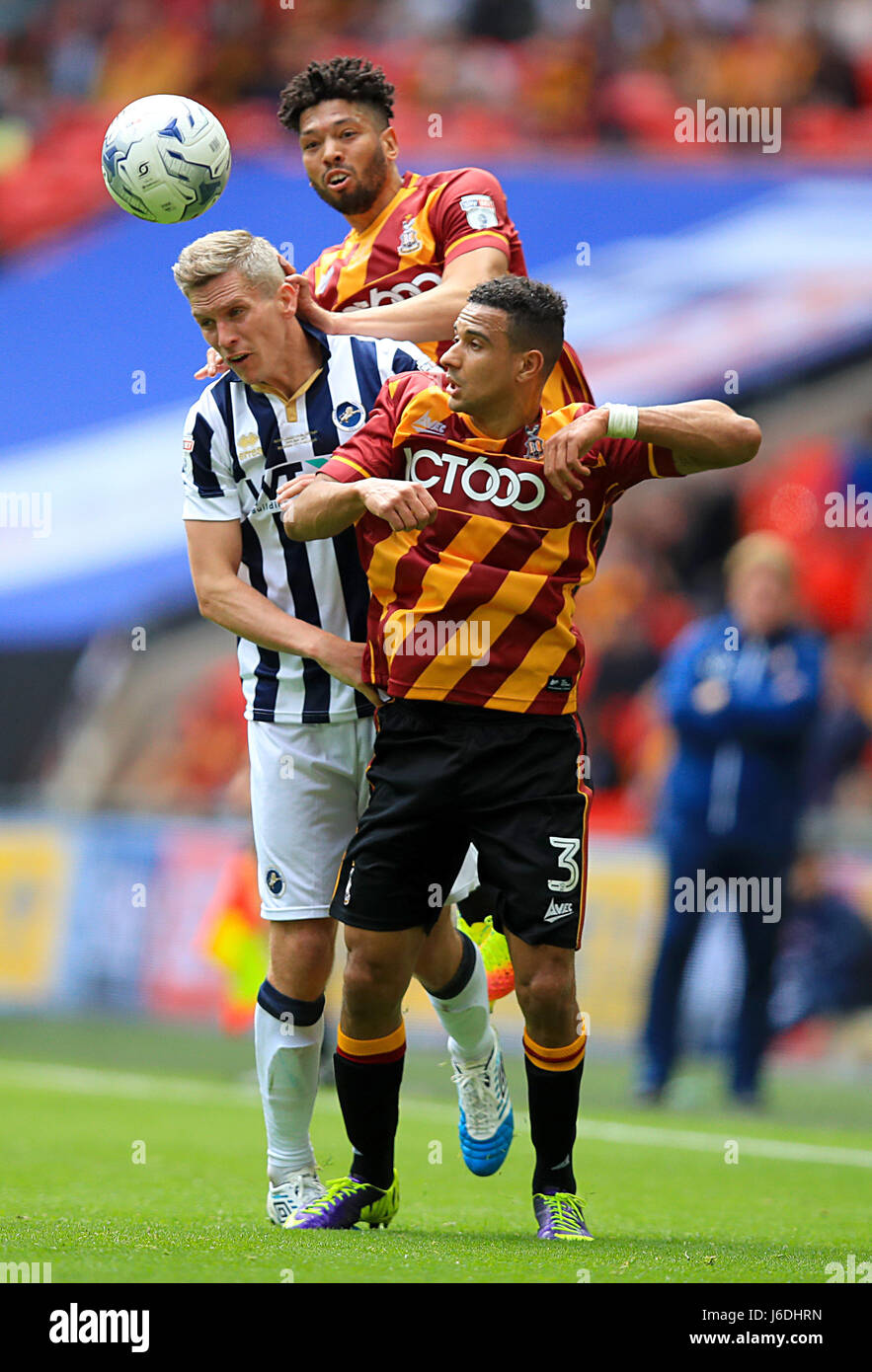 Bradford City Nathaniel Ritter-Percival (wieder) Millwall Steve Morison und Bradford City James Meredith Kampf um den Ball in den Himmel Bet League One spielen Finale im Wembley Stadium, London. Stockfoto