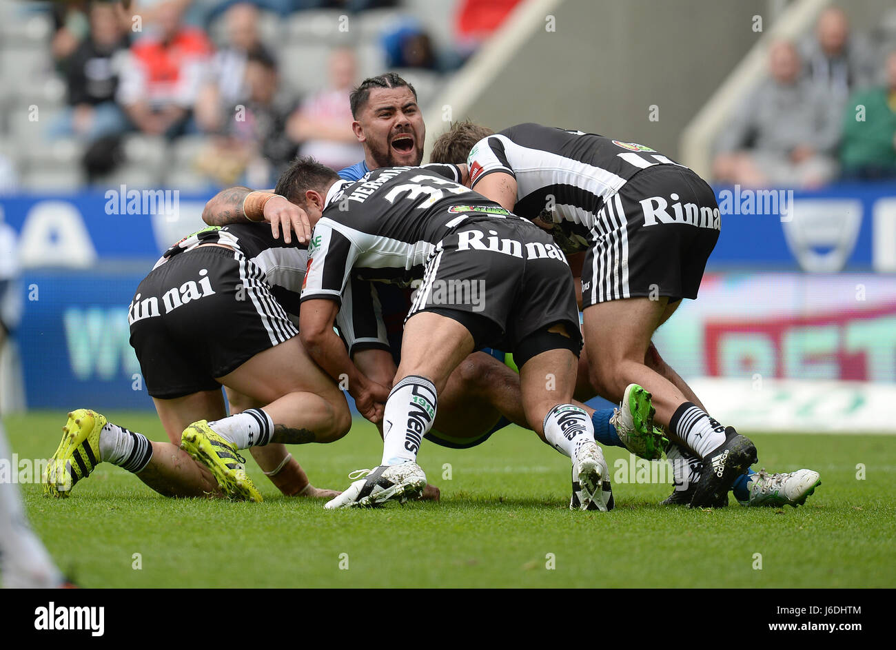 Wakefield Trinity David Fifita schreit wie er die Widnes Wikinger Verteidigung während eines der Befred Super League magische Wochenende in St James' Park, Newcastle herabgedrückt wird. Stockfoto