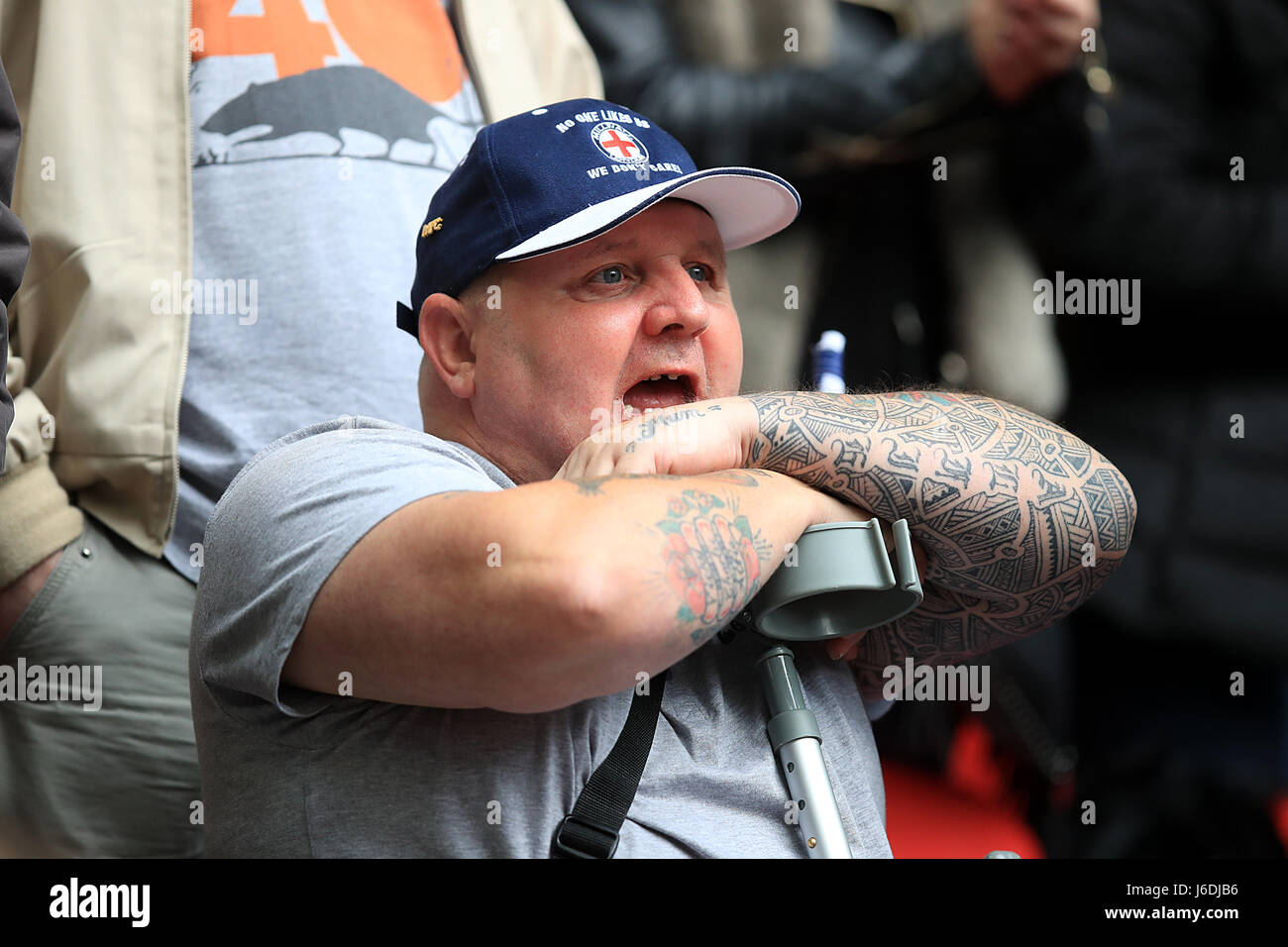 Ein Milllwall Fan auf der Tribüne während der Sky Bet League One Play-off-Finale im Wembley Stadium, London. Stockfoto