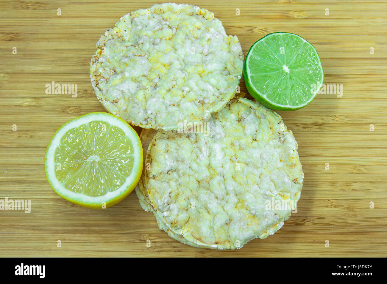 Reiskuchen und Zitrusfrüchte Stockfoto