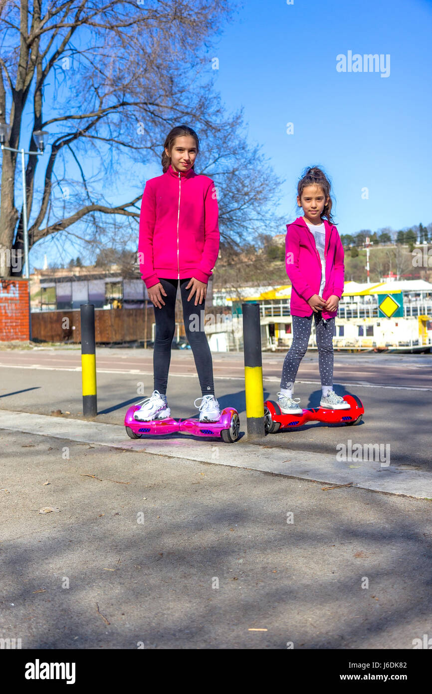 Mädchen auf dem hoverboard Stockfoto