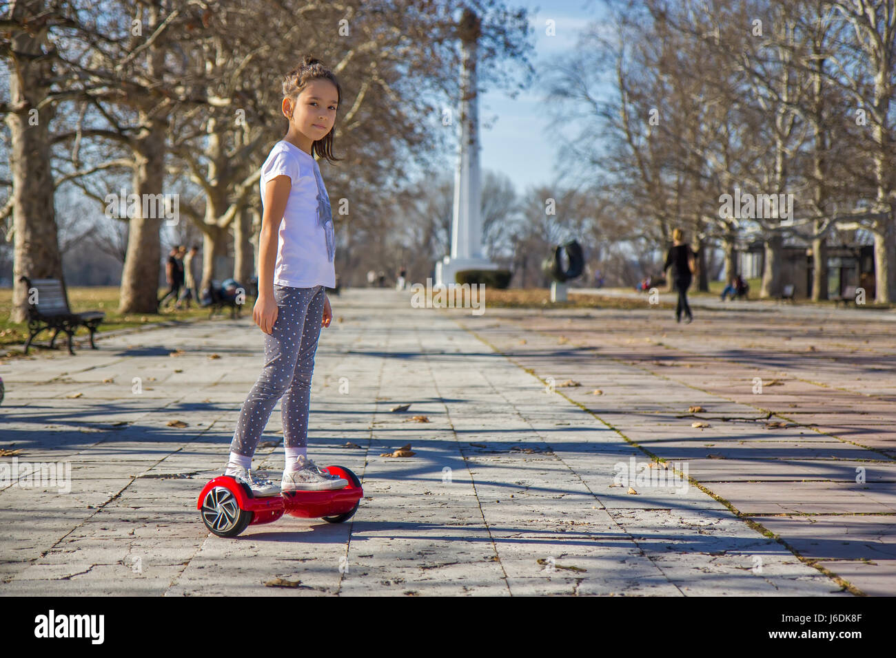 Mädchen auf dem hoverboard Stockfoto