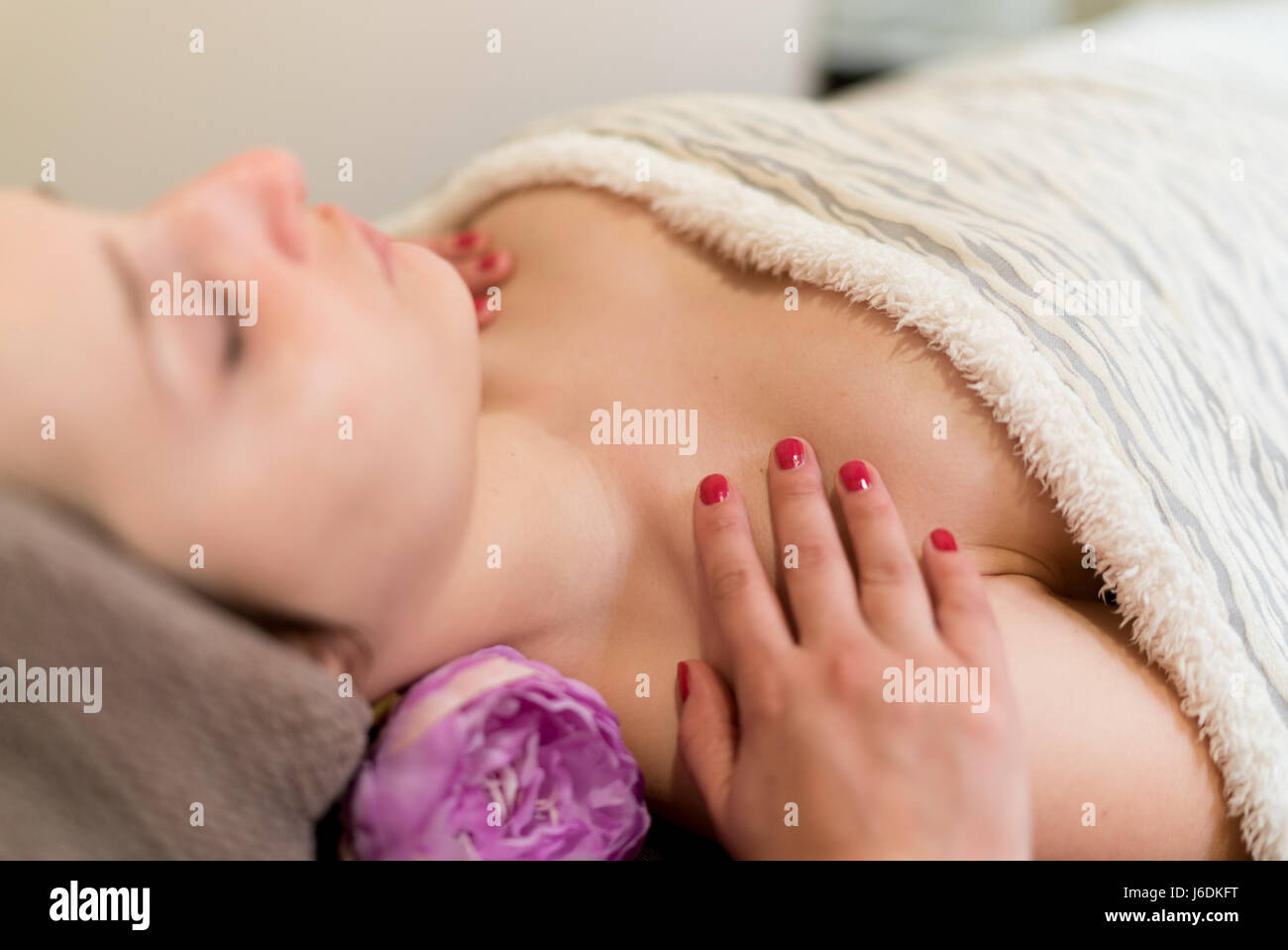 Detail einer entspannenden Massage im Spa. Stockfoto