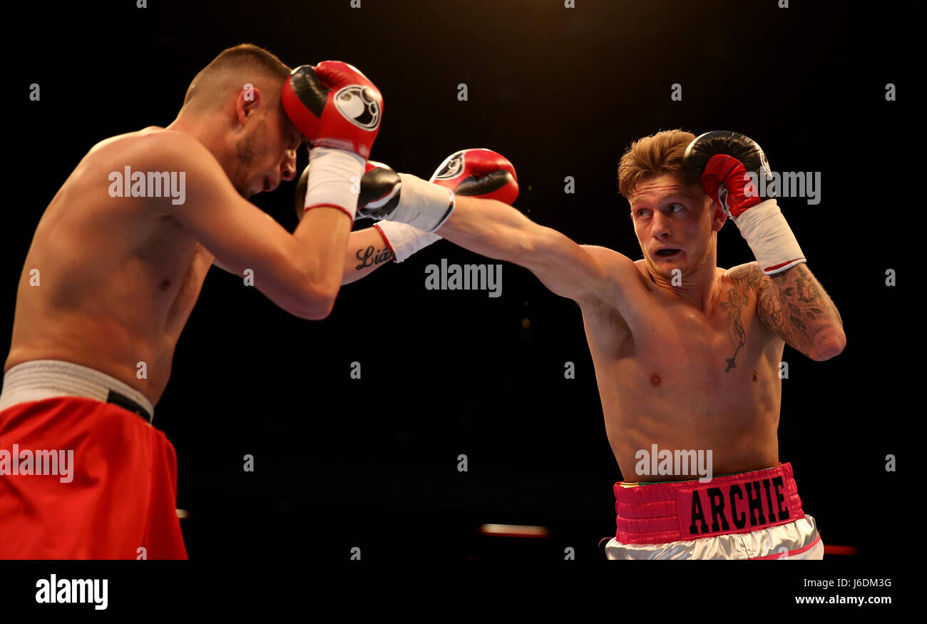 Archie Sharp (rechts) und Tamas Laska in der internationalen Super-Federgewicht Contest bei der Kupfer-Box, London. Stockfoto