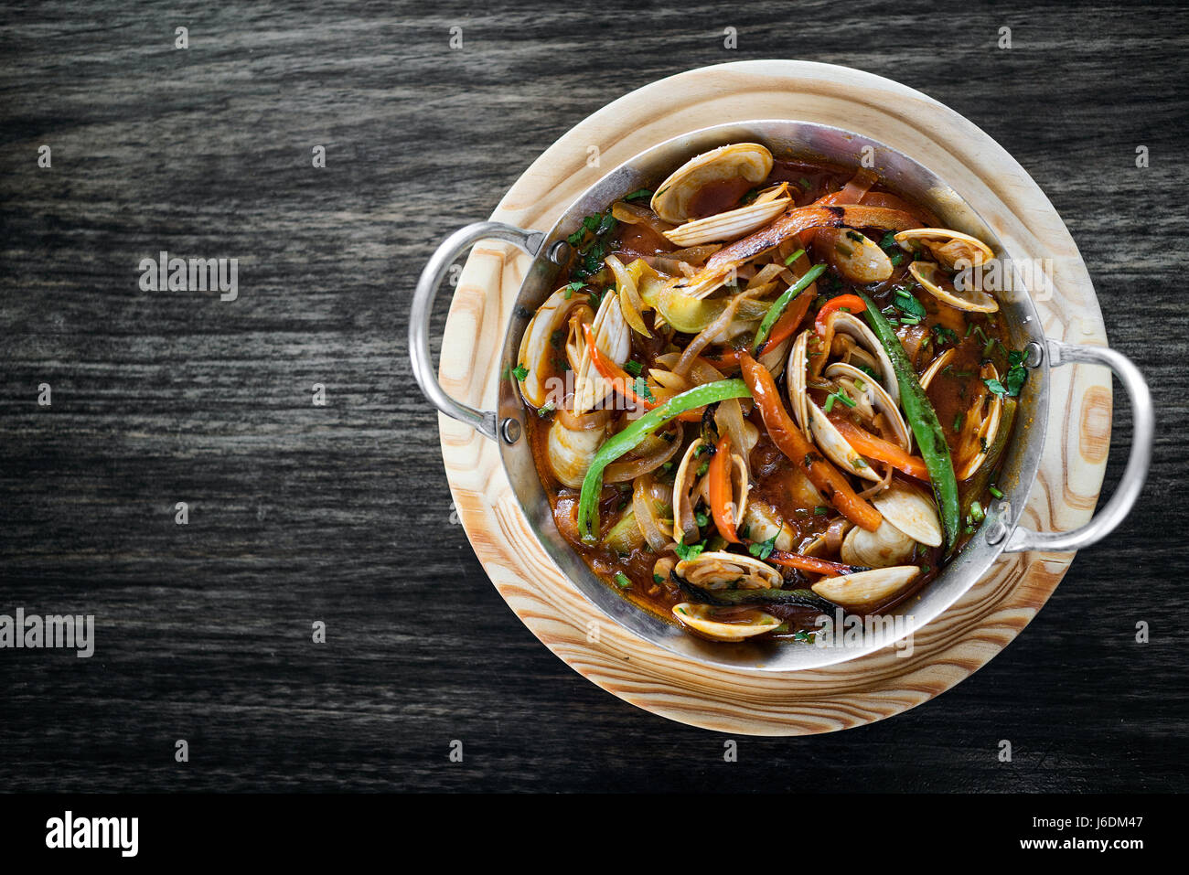 Gourmet-portugiesischen Muschel und Gemüse Meeresfrüchte-Eintopf in würziger Tomatensauce Stockfoto