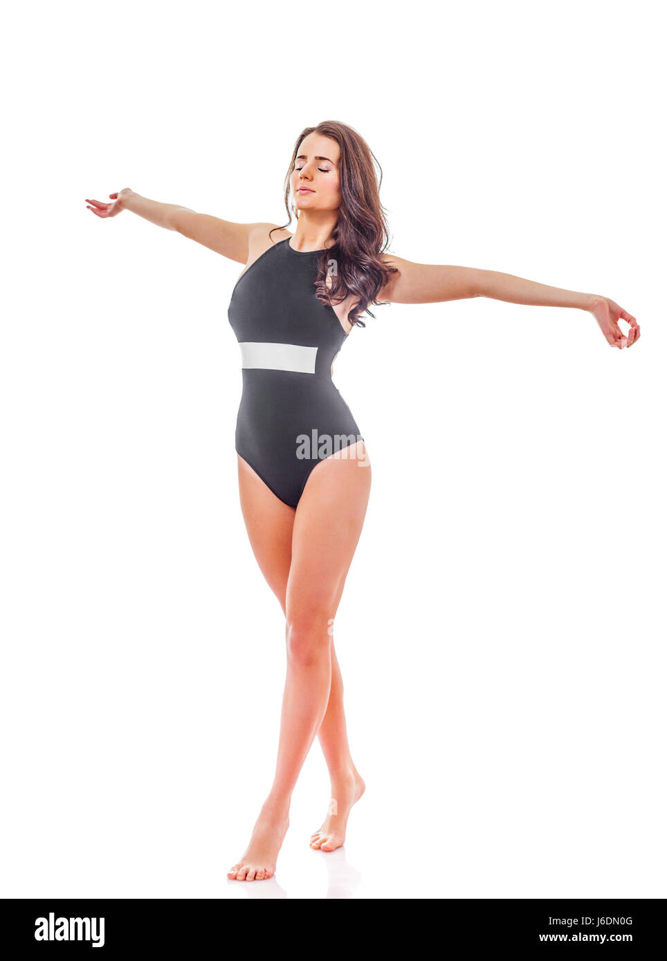 attraktive und schöne Mädchen in einem schwarzen Badeanzug zu Fuß auf weißem Hintergrund Stockfoto