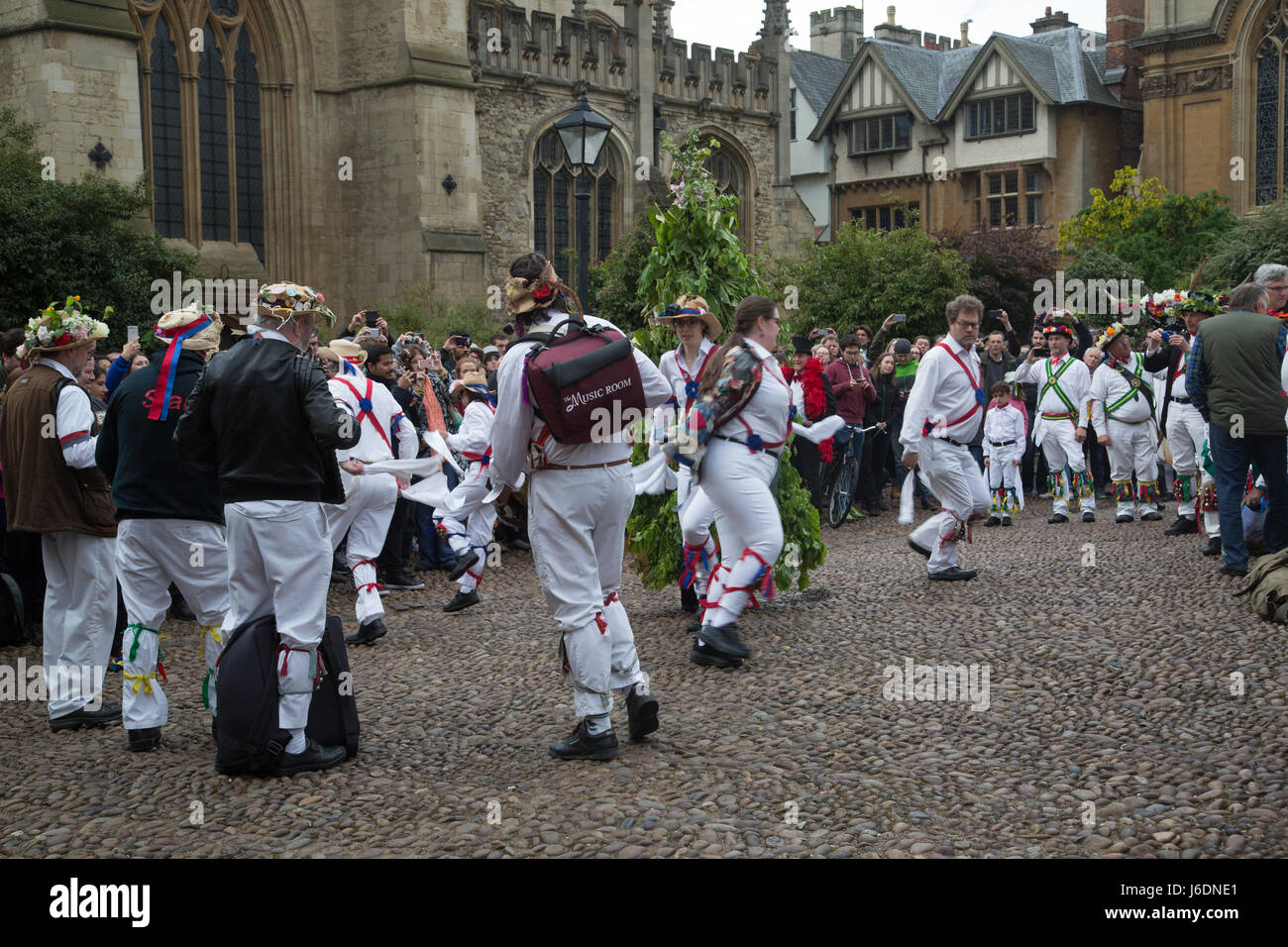 Kann Day Feierlichkeiten in Oxford mit Massen sammeln sich Morris Männer tanzen in den Straßen von Oxford zu sehen Stockfoto