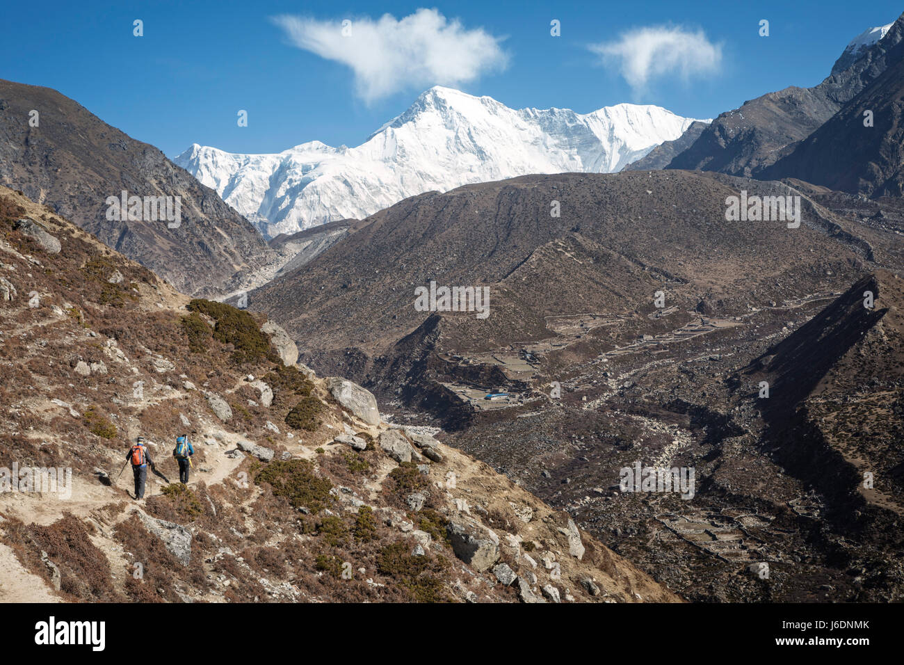 Wanderer auf dem Weg zur Gokyo mit Cho Oyu (8188 m) im Hintergrund.  Sagarmatha Nationalpark, Himalaya, Nepal. Stockfoto