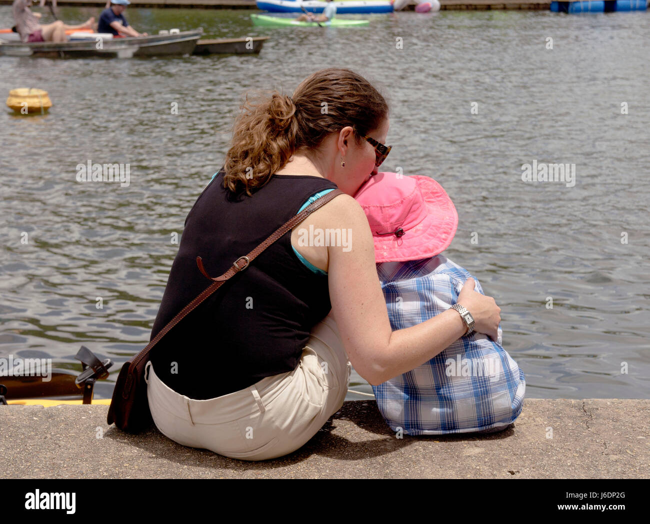 Mutter und junge Sohn Zeit zusammen am See zu genießen. Stockfoto