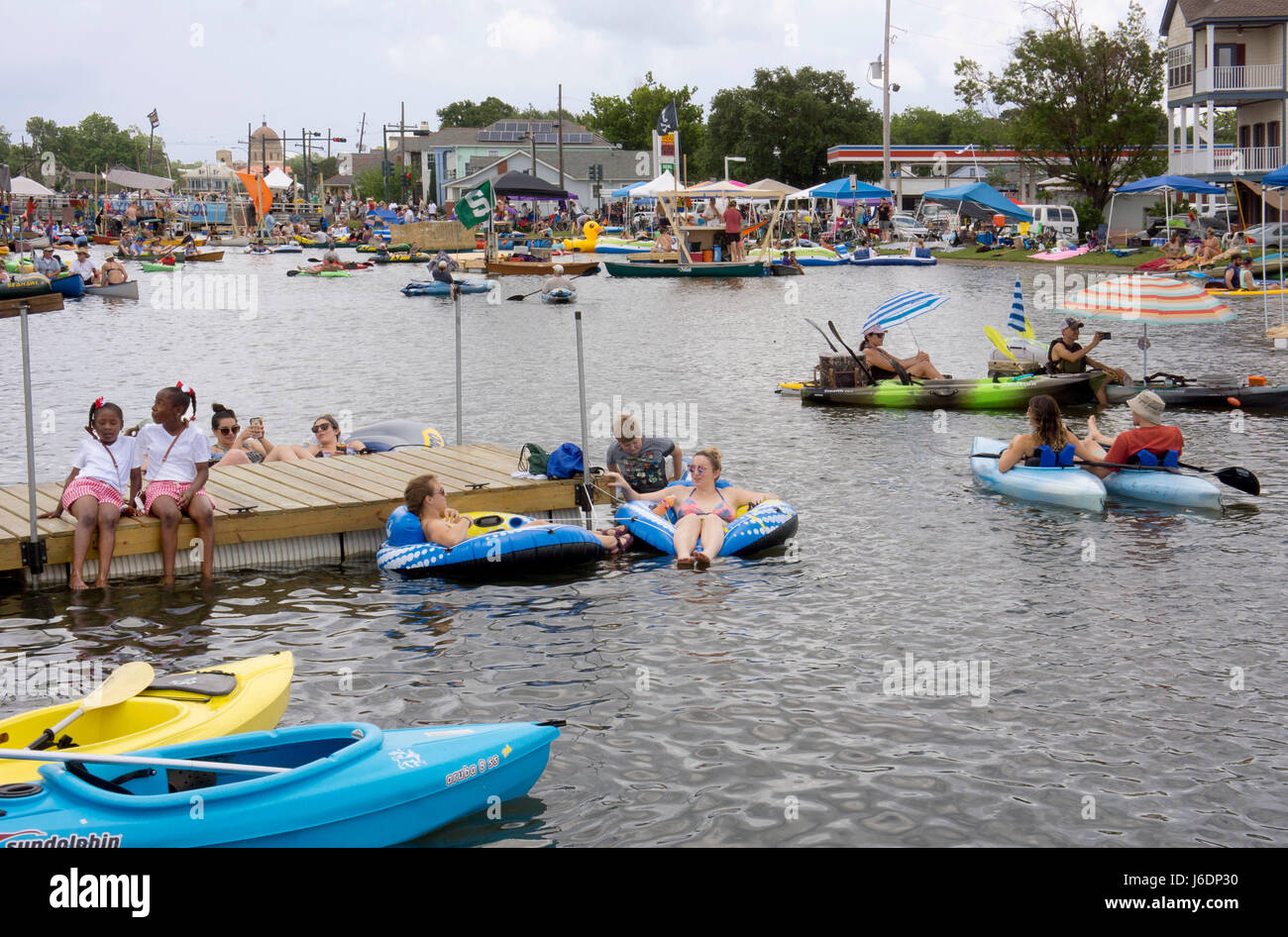 Massen der Bootsfahrer, die das Wasser auf Bayou St. John genießen.  Bayou Boogaloo Festival, New Orleans. Stockfoto