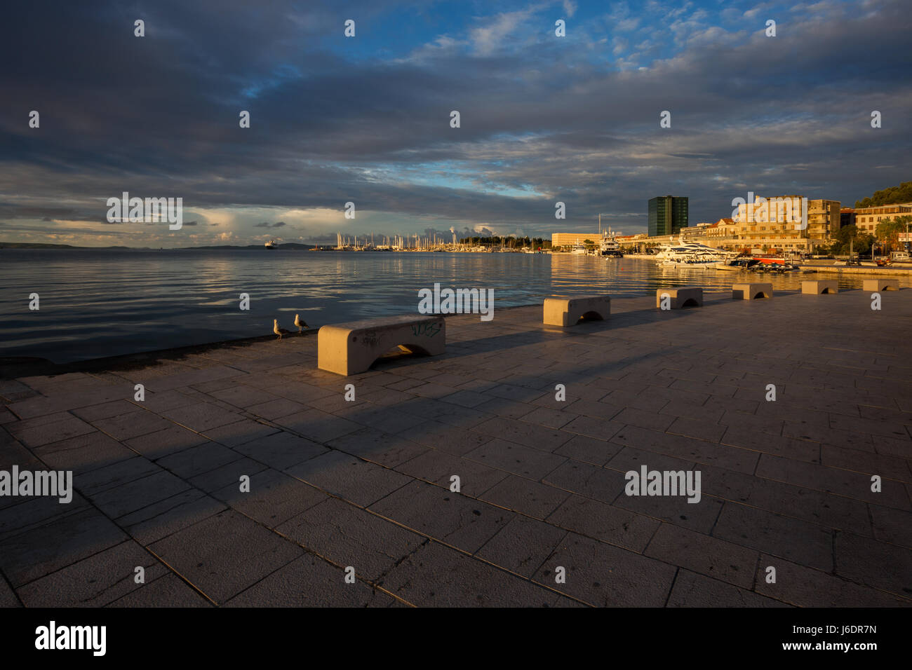 Sonnenaufgang über der Westküste der Stadt Split; Dalmatien, Kroatien Stockfoto