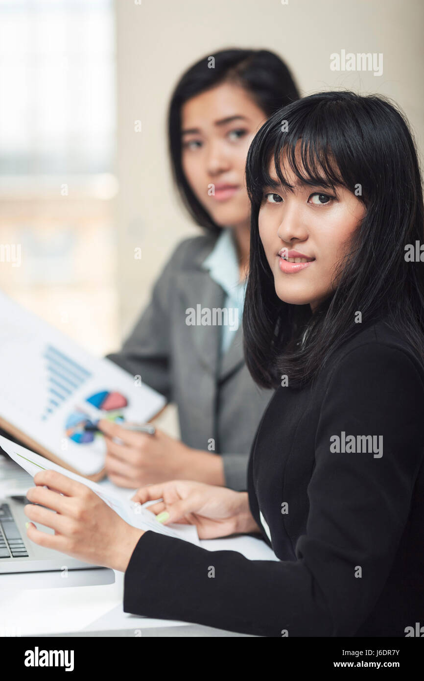 beiden Chief Executive Officers sitzen und diskutieren die charts Stockfoto