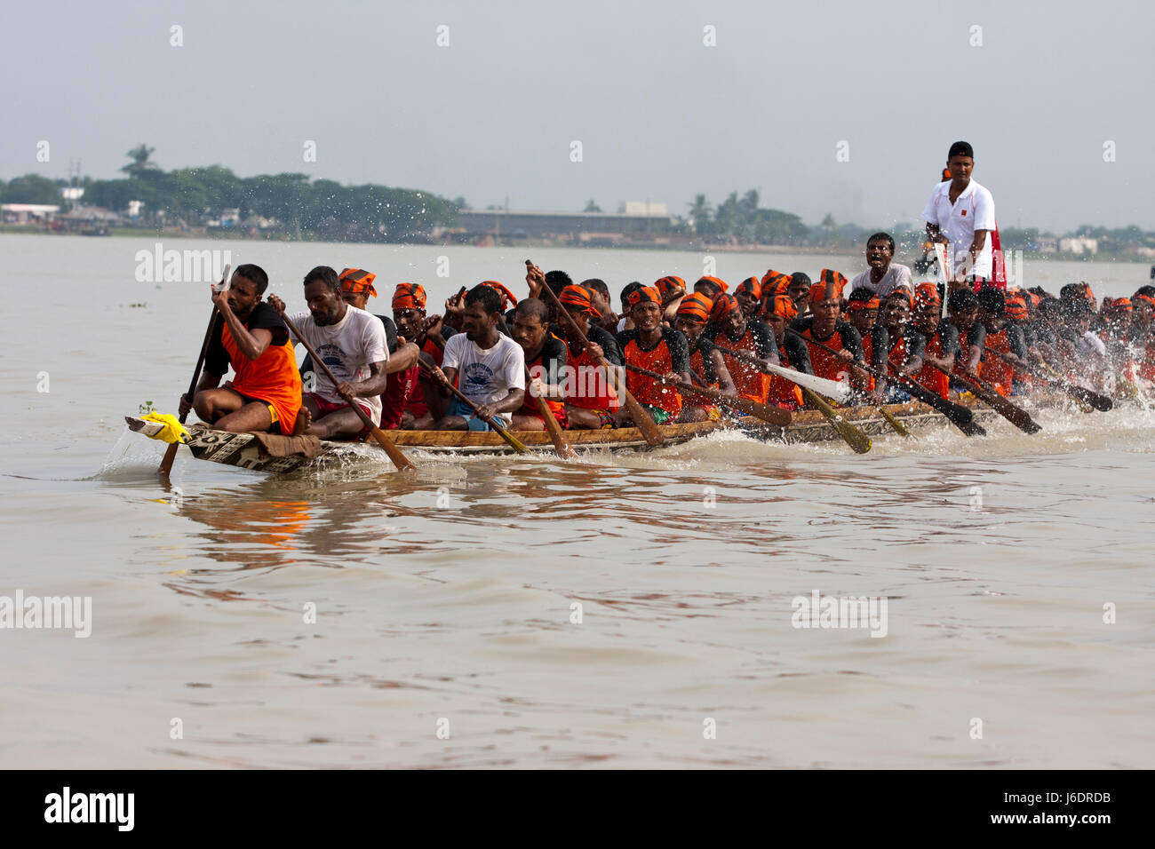 Ein Bootsrennen auf dem Rupsha-Fluss. Khulna, Bangladesh. Stockfoto