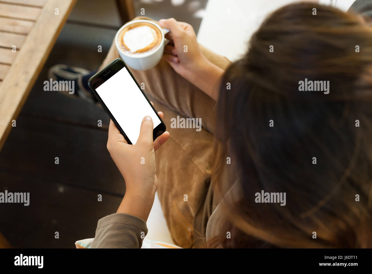 Close-up Frau mit Telefon weißen leeren Bildschirm in Coffee-shop Stockfoto