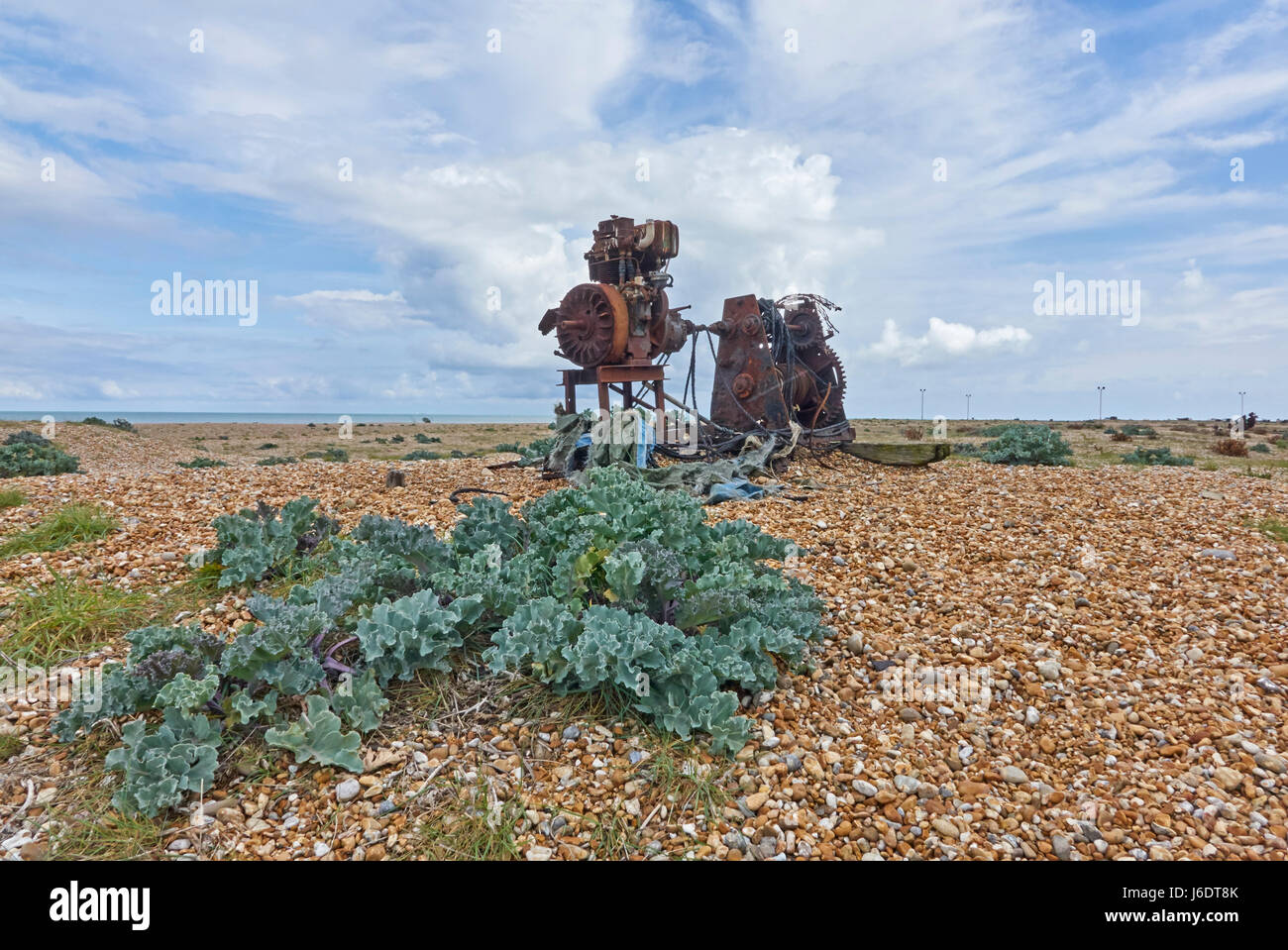 Dungeness Kent. Rostige alte Winde einmal verwendet für das Schleppen der Fischerboote, die steilen Kiesstrand; Jetzt sieht unheimlich aus wie ein Metall Roboter-Mann Stockfoto