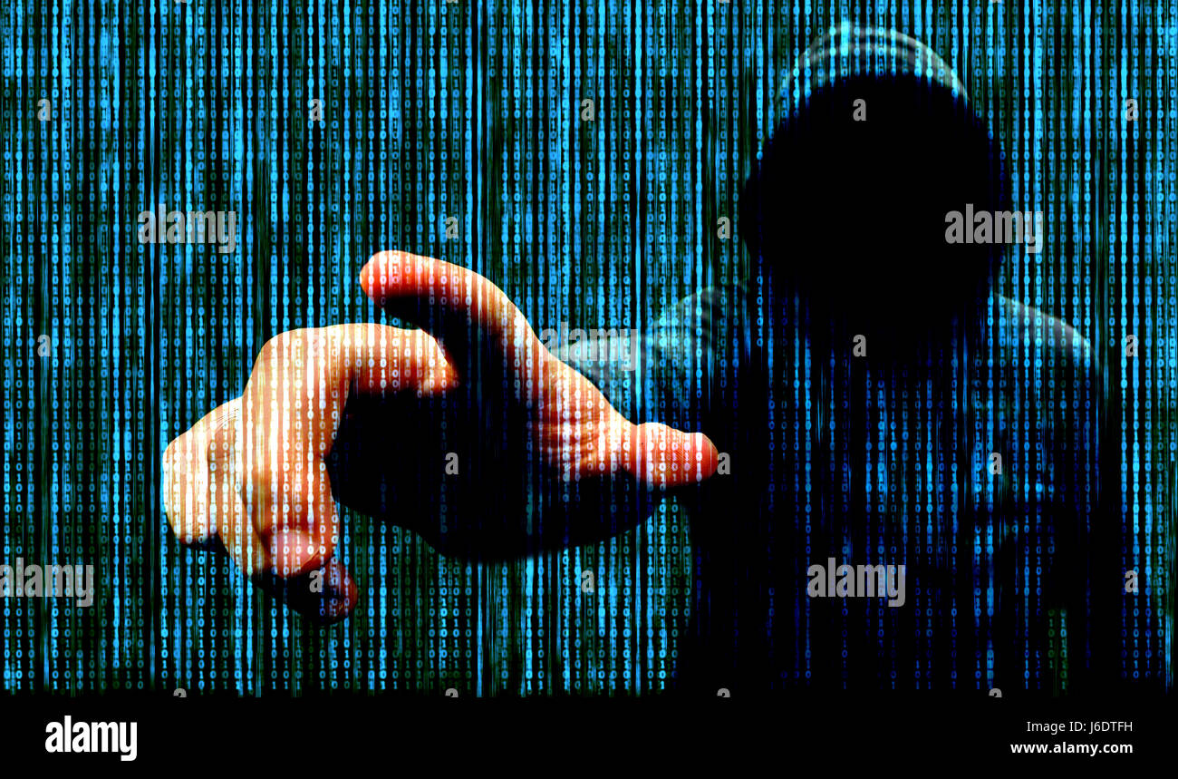 Computer-Hacker zeigen Sie Finger auf einem Bildschirm und Sicherheit Symbol mit abstrakten Binärcode Hintergrund Stockfoto