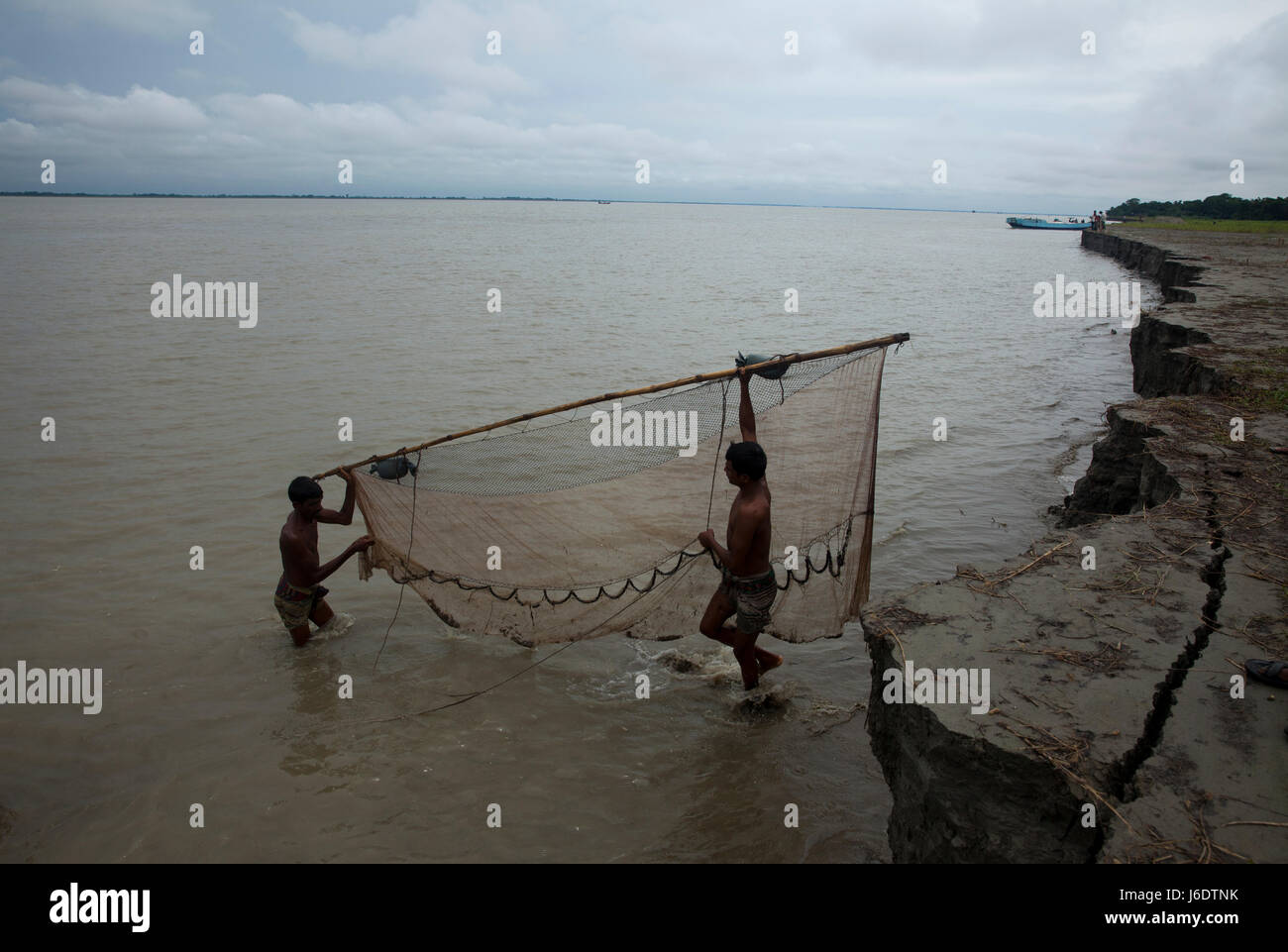 Männer fangen Fische im Fluss Padma bei Ghior in Manikganj, Bangladesch Stockfoto