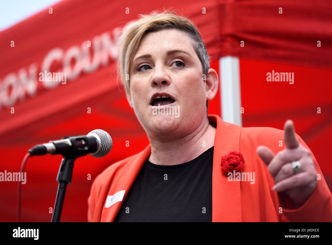 Ashley Dalton, Labour-Kandidat für Rochford & Southend East. Tragen Sie rot Stockfoto