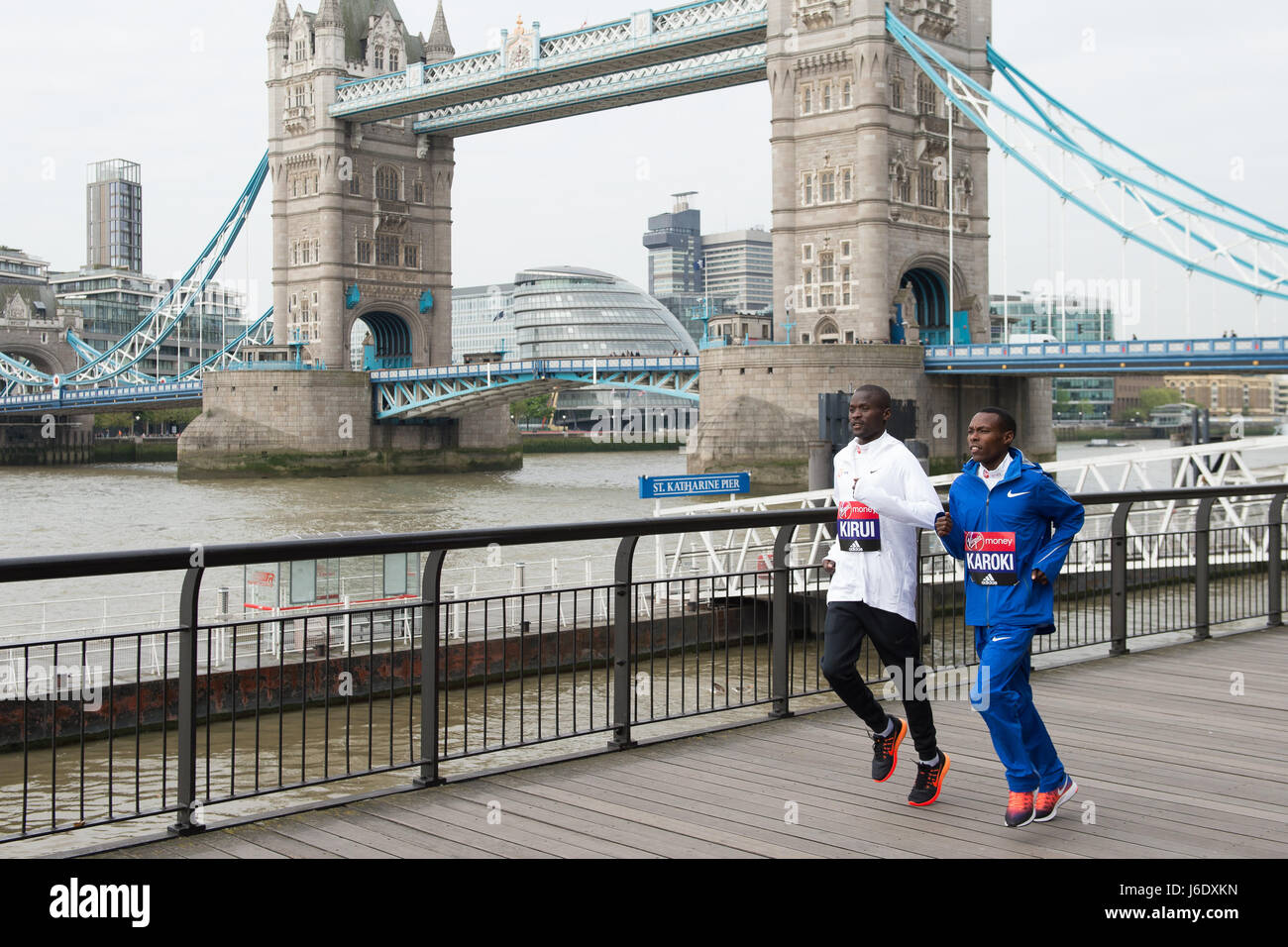 Foto-Shooting findet in der Nähe von Tower Bridge, London für die Elite Herren London Marathon 2017 Läufer Featuring: Abel Kirui, Bedan Karoki wo: London, Vereinigtes Königreich bei: Kredit-20. April 2017: Alan West/WENN.com Stockfoto