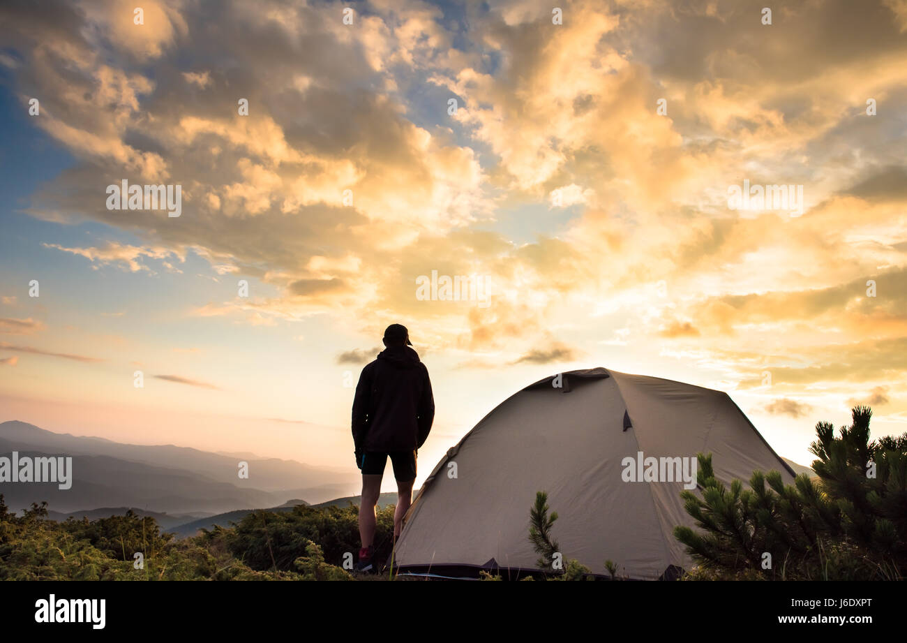 Tourist-Zelt und Sportler in Berge im Sommer Stockfoto