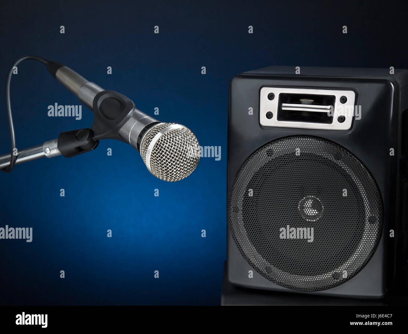 Studio dynamische Lautsprecher Aufnahme audio Mikrofon Lautsprecher Blau  Präsentation Stockfotografie - Alamy