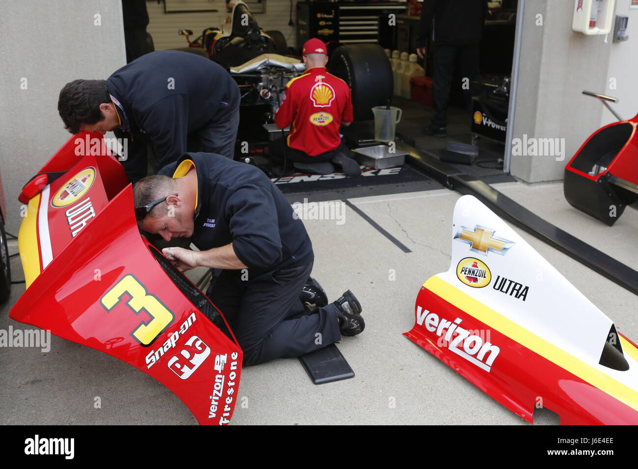 Helio Castroneves Besatzungsmitglieder arbeiten an seinem Auto vor dem Jahr 2013 Indianapolis 500-Rennen. Stockfoto