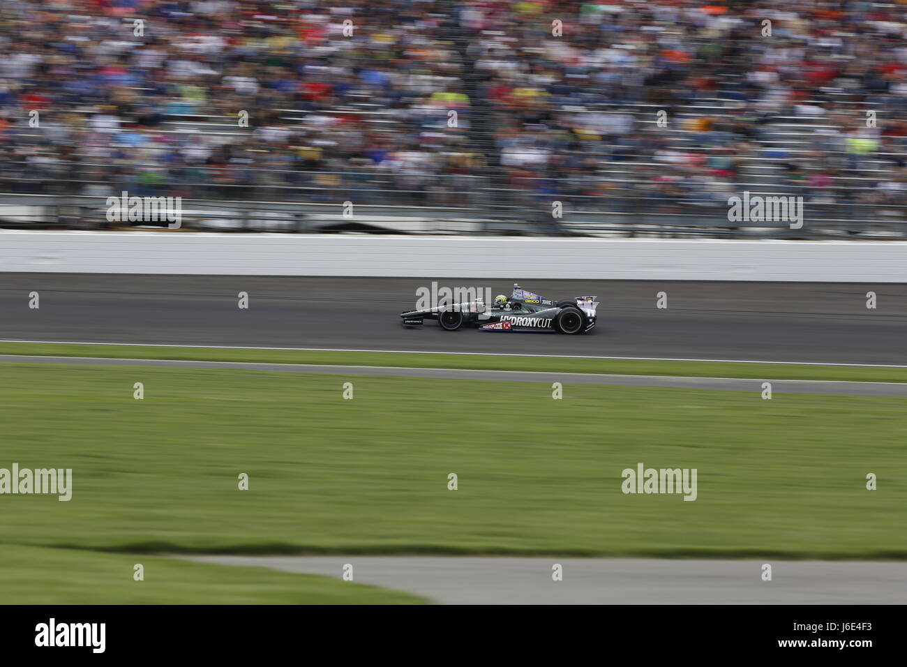 Tony Kanaan Rennen rund um Kurve im 2013 Indianapolis 500-Rennen. Stockfoto