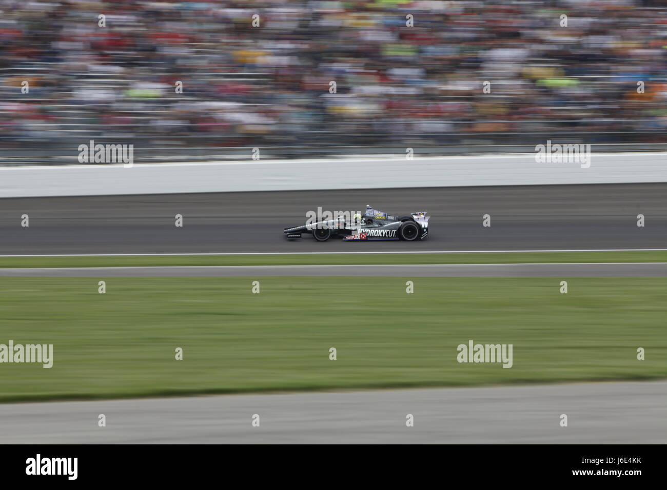 Tony Kanaan Rennen durch Kurve im 2013 Indianapolis 500-Rennen. Stockfoto