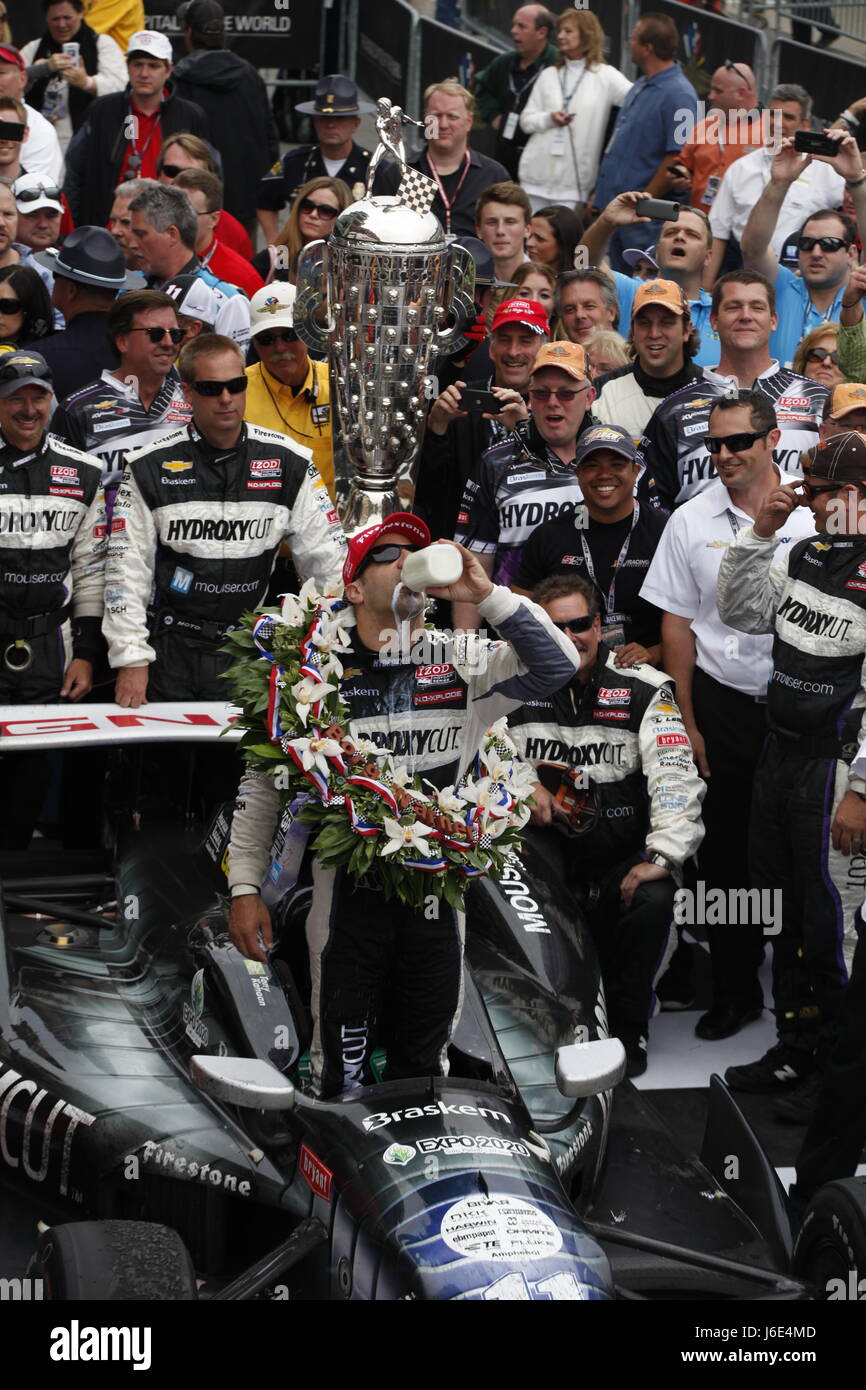 Nach küssen die Ziegel, die Tony Kanaan wieder mit Milch feiert nach 2013 Indianapolis 500-Rennen zu gewinnen. Kanaan hatte bereits zwei weitere Male mit Milch gefeiert. Stockfoto