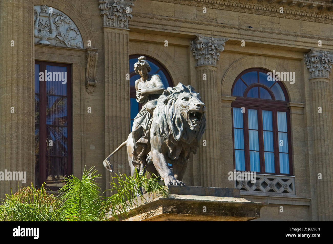 historische Kunst Statue Skulptur Reiter Pferdesport Emblem Italien Frau Stockfoto
