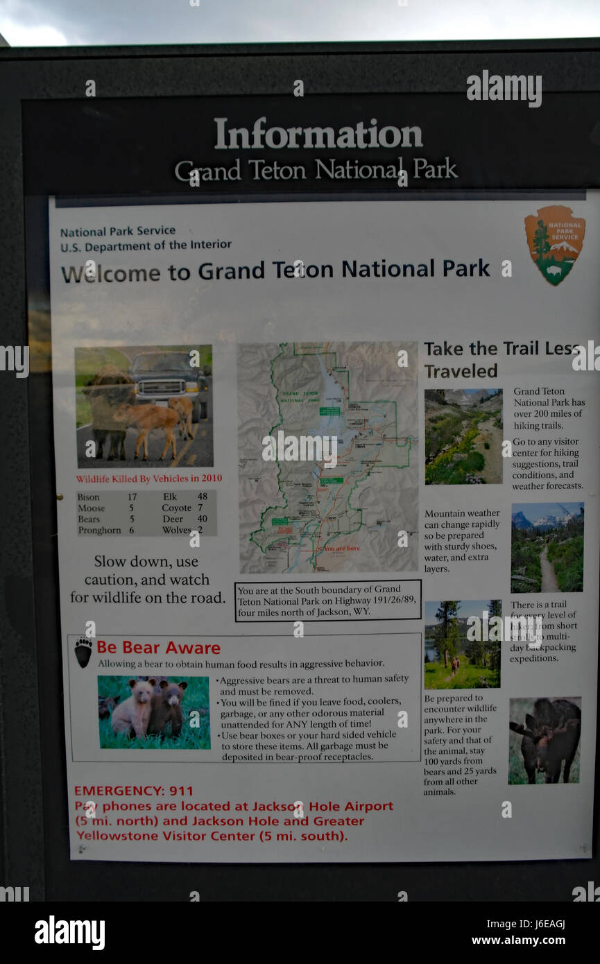 "Willkommen zum Grand Teton National Park" Hinweisschild (Bewusstsein, Wanderwege, Tierwelt Verkehrstoten zu tragen), US Highway 26.89/191, Jackson, Wyoming Stockfoto