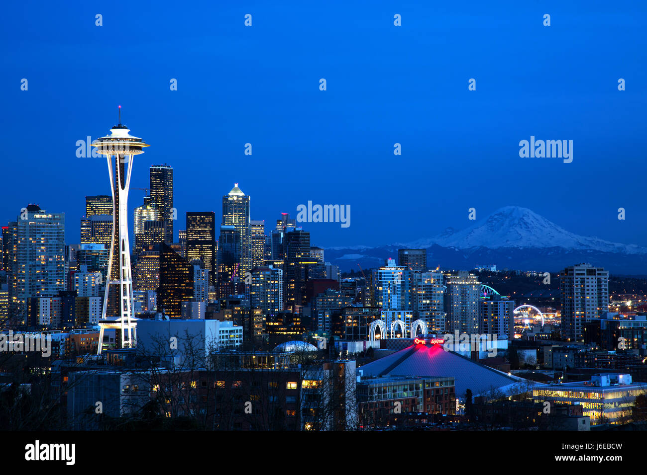 Skyline von Seattle mit der Space Needle und Mt. Rainier Stockfoto