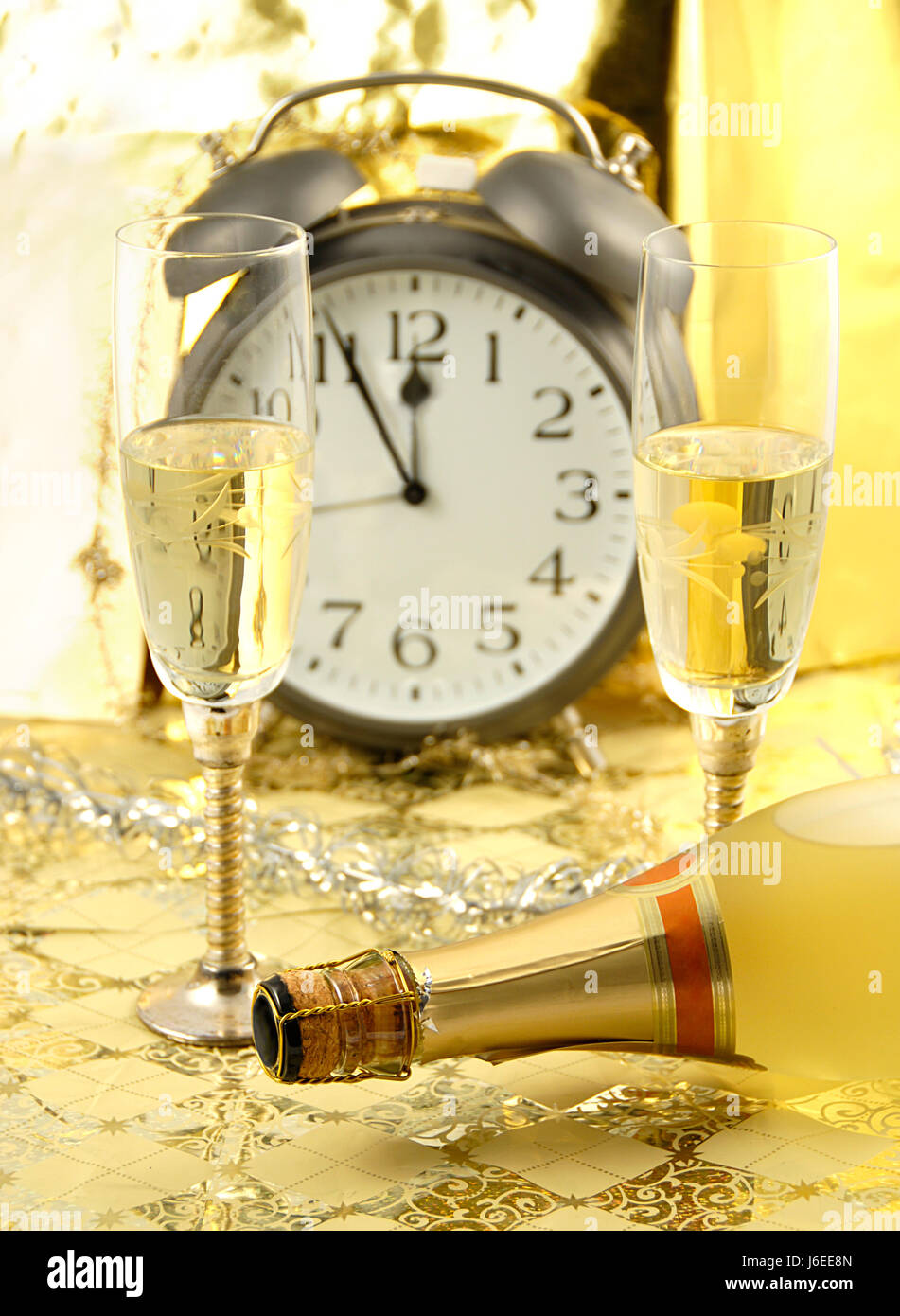 Glas Kelch Becher neue Uhr Party Feier Champagner Jahre Jahr Glas Stockfoto