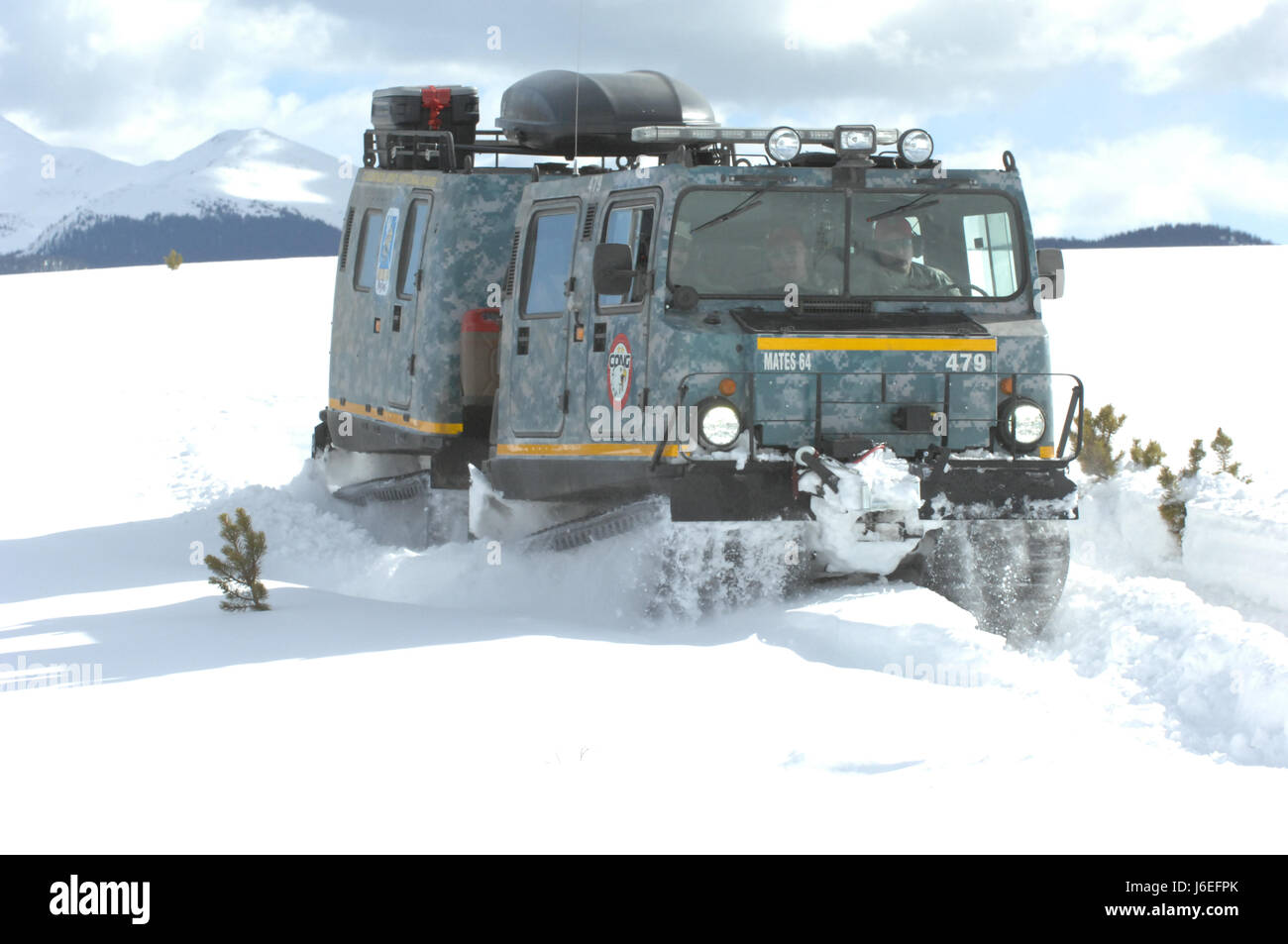 Eine M973A1 kleine Einheit Begleitfahrzeug, aka SUSV, gekleidet in Notleuchten und digital Tarnung Krallen seinen Weg durch den Schnee am Taylor Park Stausee in der Nähe von Gunnison, Colorado, 15. März 2010. SUSV, die fast jedem Gelände durchqueren kann, ist das primäre Fahrzeug von der Colorado Army National Guard Schnee Response Team verwendet. Diese relativ unbekannte Ressource kann von der SRT verwendet werden, zur Unterstützung von staatlichen und lokalen Rettungsteams während fast jede Art von Katastrophe, Staat Notfall oder Suche und Rettung. (US Army National Guard Foto von Spc. Joseph K. VonNida, Colorado National Guard) Stockfoto