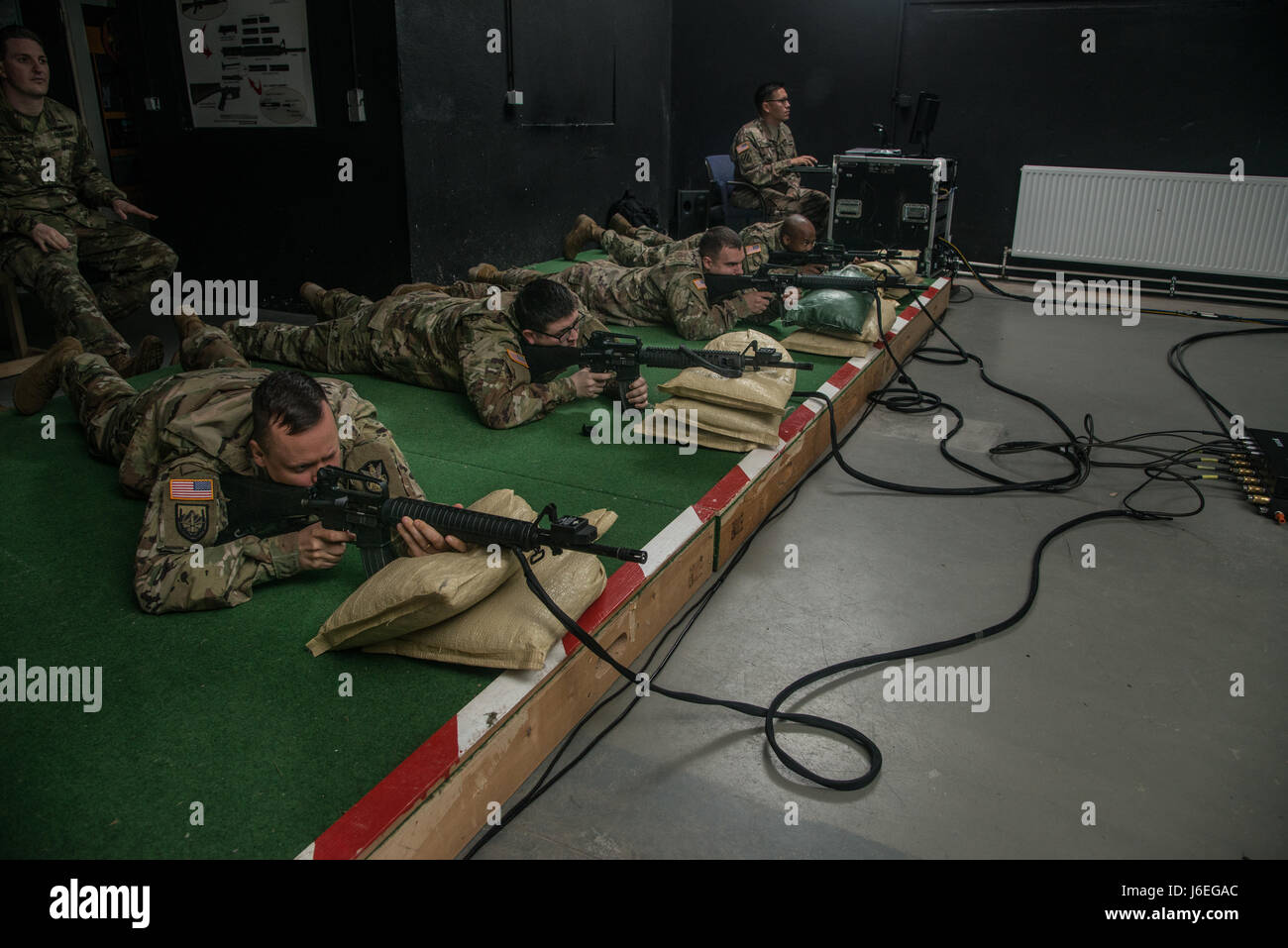 US-Soldaten trainieren mit Engagement Skills Trainer II, EST II Panzer Reihe Complex in der Nähe von Böblingen, 10. Mai 2017 nach einem letzten Upgrade von der älteren Version EST 2000. EST II bietet größerer Genauigkeit, höhere Qualität Grafiken, Nachhilfe Funktionen erweitert und eine größere Anzahl der Fahrstreifen ermöglichen. EST unterstützt Boden Kampfbereitschaft als virtuelle grundlegende Gewehr Treffsicherheit-Trainingssystem der Armee. US Armee-Foto von visuellen Informationen Spezialist Martin Greeson. Stockfoto