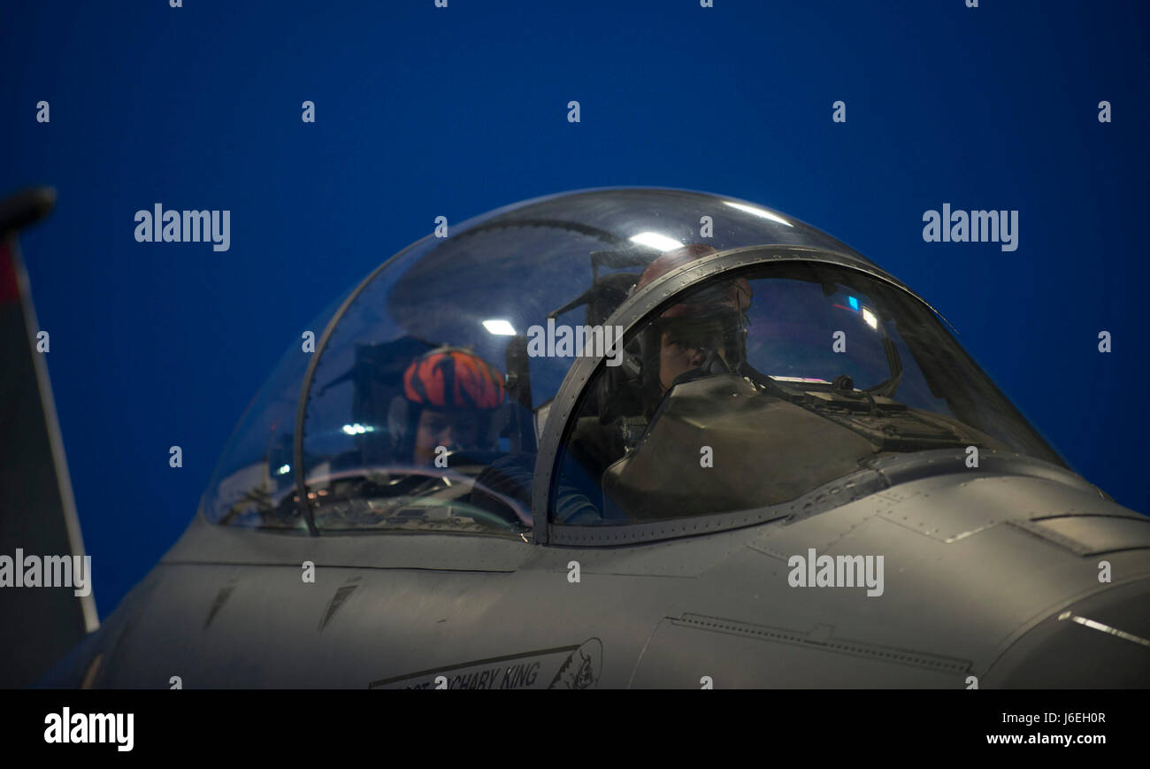 Ein Pilot und Offizier der Waffensysteme vorbereiten für den Start im Rahmen einer 72-Stunden-Sortie Schwankung 15. März 2016, in Mountain Home Air Force Base, Idaho. Flieger aus der 366 Operationen gruppieren und 366. Pflegegruppe 24-Stunden-Betrieb während der Übung durchgeführt. (US Air Force Foto von Senior Airman Malissa Lott/freigegeben) Stockfoto