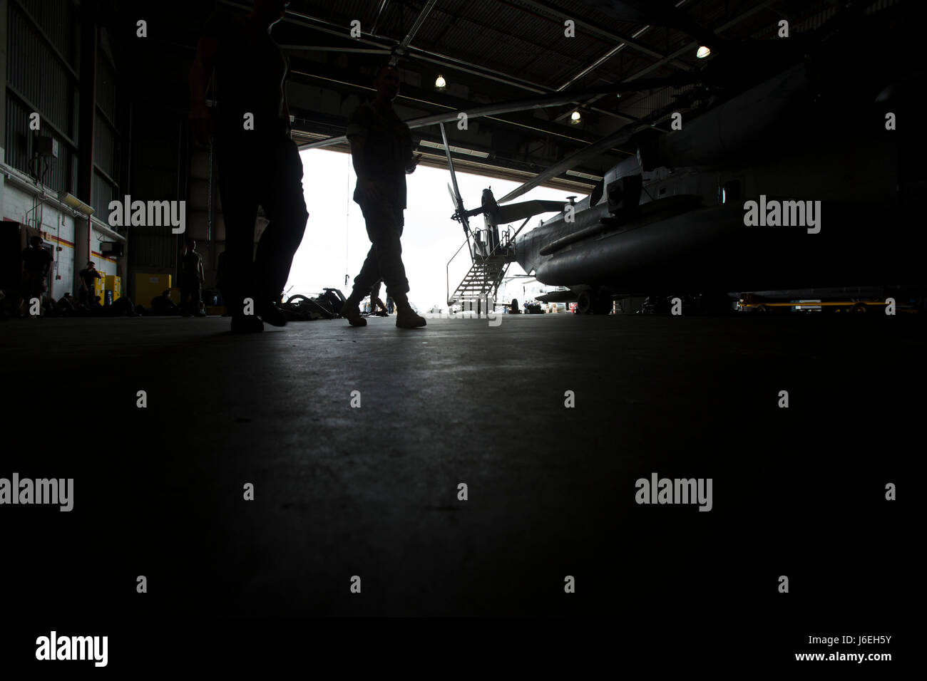 US-Marines mit schweren Marine Helicopter Training Squadron 302 Operationen Hangar während Karriere orientierte Ausbildung für Midshipmen (CORTRAMID), Marine Corps Air Station New River, North Carolina, 3. August 2016. CORTRAMID soll die Studierenden in die Flotte Marinekräfte Chancen und ein Interesse an einer Marinekorps-Kommission zu generieren. (Foto: U.S. Marine Corps Lance Cpl. Austin M. Livingston) Stockfoto