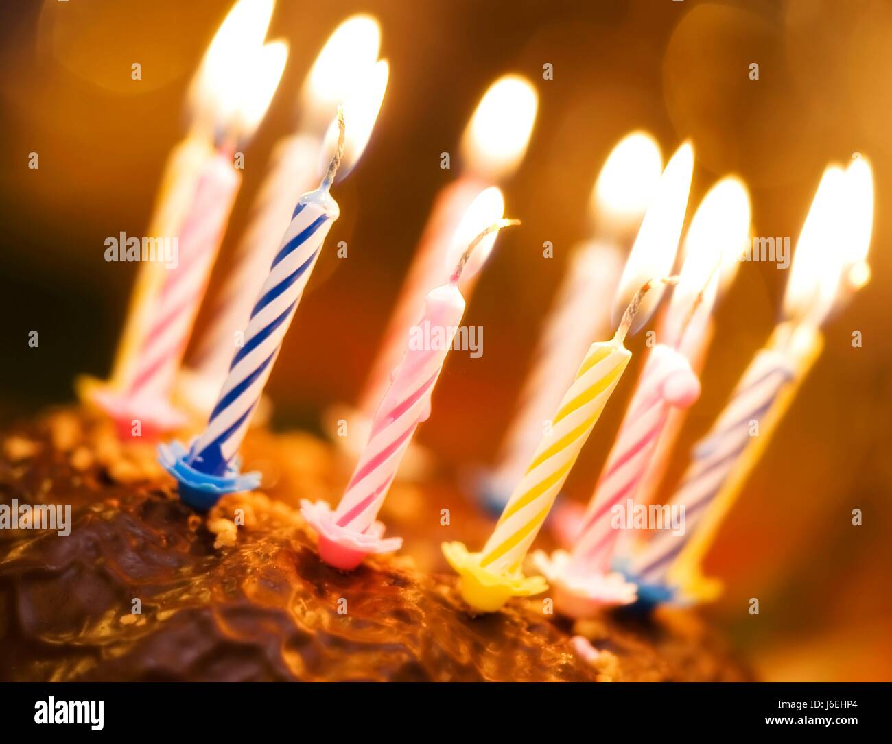 Kuchen Kuchen Kerzen Küchen Kuchen Geburtstag brennen Rauchen rauchen Zigaretten  Rauch blau Stockfotografie - Alamy