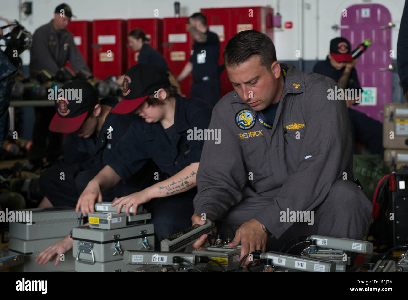 160815-N-WA993-228 YOKOSUKA, Japan (15. August 2016) Chief Warrant Officer Jason Fredrick, ein Board of Inspection und Umfrage (Mission) Schadensbegrenzung Inspektor prüft eine Strahlung-Erkennung, Anzeige und Berechnung (RADIAC) Gerät in den Hangar der Marine Bucht ist nur nach vorne-bereitgestellt Flugzeugträger USS Ronald Reagan (CVN-76). Ronald Reagan bietet eine kampfbereit Kraft, die schützt und verteidigt die kollektive maritime Interessen der USA und ihrer Verbündeten und Partner in der Indo-Asien-Pazifik-Region. (Foto: U.S. Navy Mass Communication Specialist 3. Klasse James Lee/freigegeben) Stockfoto