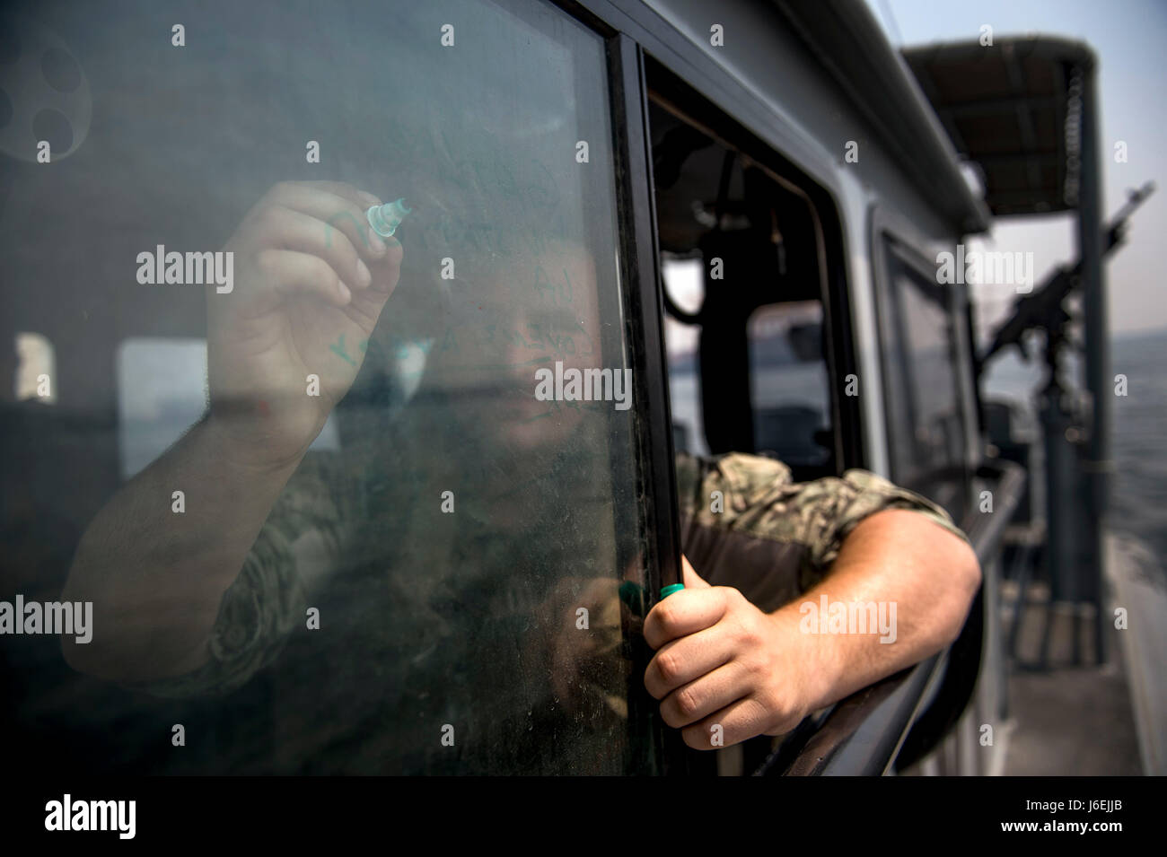 Lokomotiv-3. Klasse Brian Graves, Coastal Riverine vier Geschwader zugewiesen und derzeit im Einsatz, Jebel Ali, Vereinigte Arabische Emirate mit Commander Task Group (CTG) 56.7.1, sitzt als Navigator an Bord ein 34 Fuß Patrouillenboot. CTG 56,7 führt maritimer Sicherheitsoperationen dafür viel Bewegungsfreiheit für strategische Versand und Marineschiffe in der Küstenfischerei und küstennahen Gebieten der USA tätig 5. Flotte Einsatzgebiet. (US-Marine zu bekämpfen Kamera Foto von Mass Communication Specialist 2. Klasse Sean Furey) Stockfoto