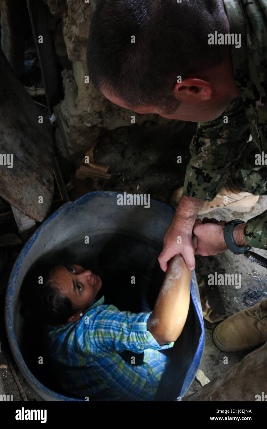 160817-A-CP070-0324 CHOLOMA, Honduras (17. August 2016) US Navy Hospital Corpsman 1. Klasse Michael Bigelow, eine präventive Medizin Techniker zugewiesen Marine Environmental präventive Medizin Unit 2, hilft Xenia Caballero, ein Mitglied der Operation Blessing, aus einem Brunnen im südlichen Partnerschaft Station 2016 (SPS-16). SPS-16 ist eine jährlich stattfindende Serie von US Navy Bereitstellungen konzentrierte sich auf den Gegenstand Experten Austausch mit Partner Nation Streit- und Sicherheitskräfte in Mittel- und Südamerika und der Karibik. US militärische Teams arbeiten mit Partner Nation Kräfte während der Marine ausgerichtete Ausbildung ex Stockfoto